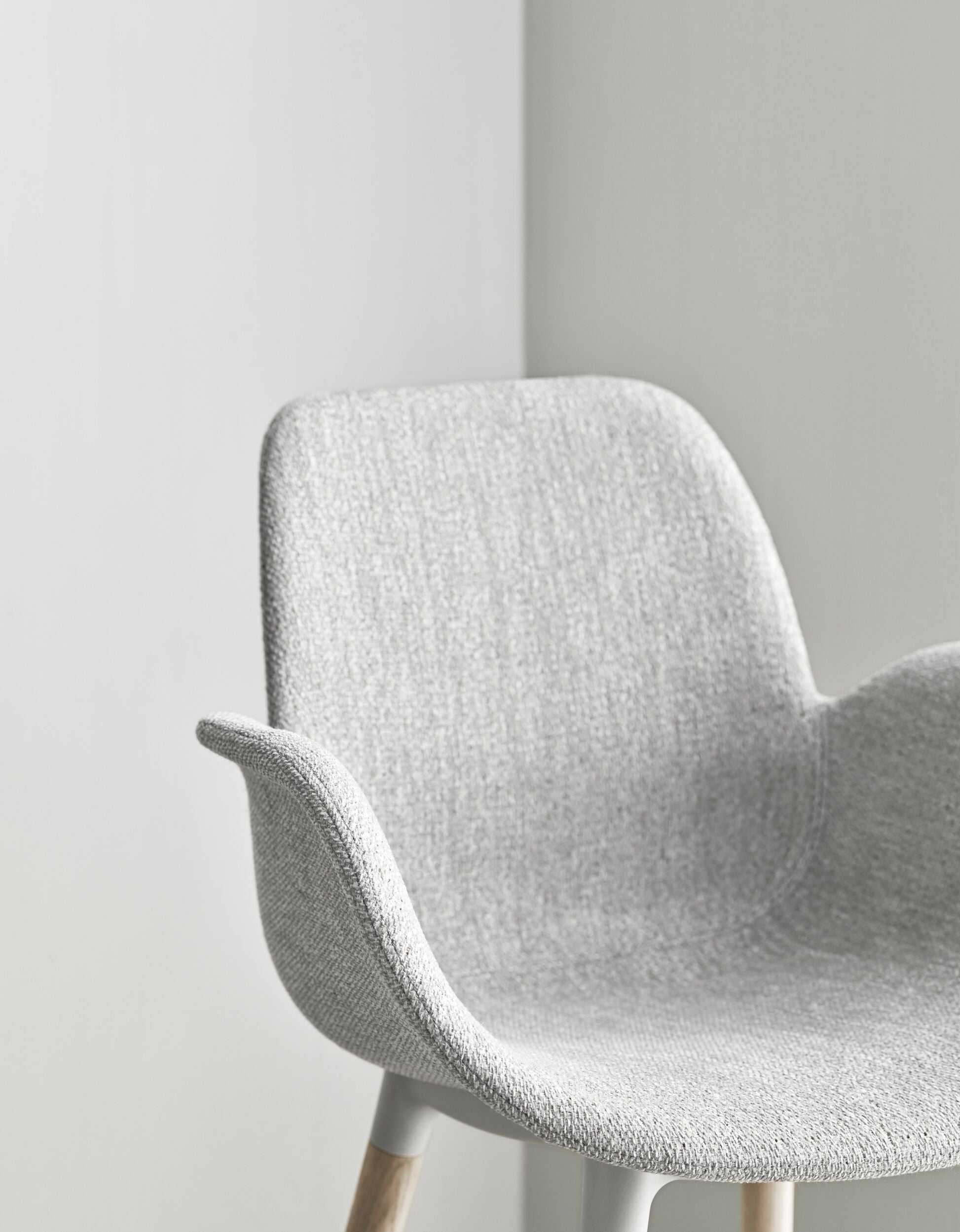 Chair with seed armrests upholstered with a whitened base