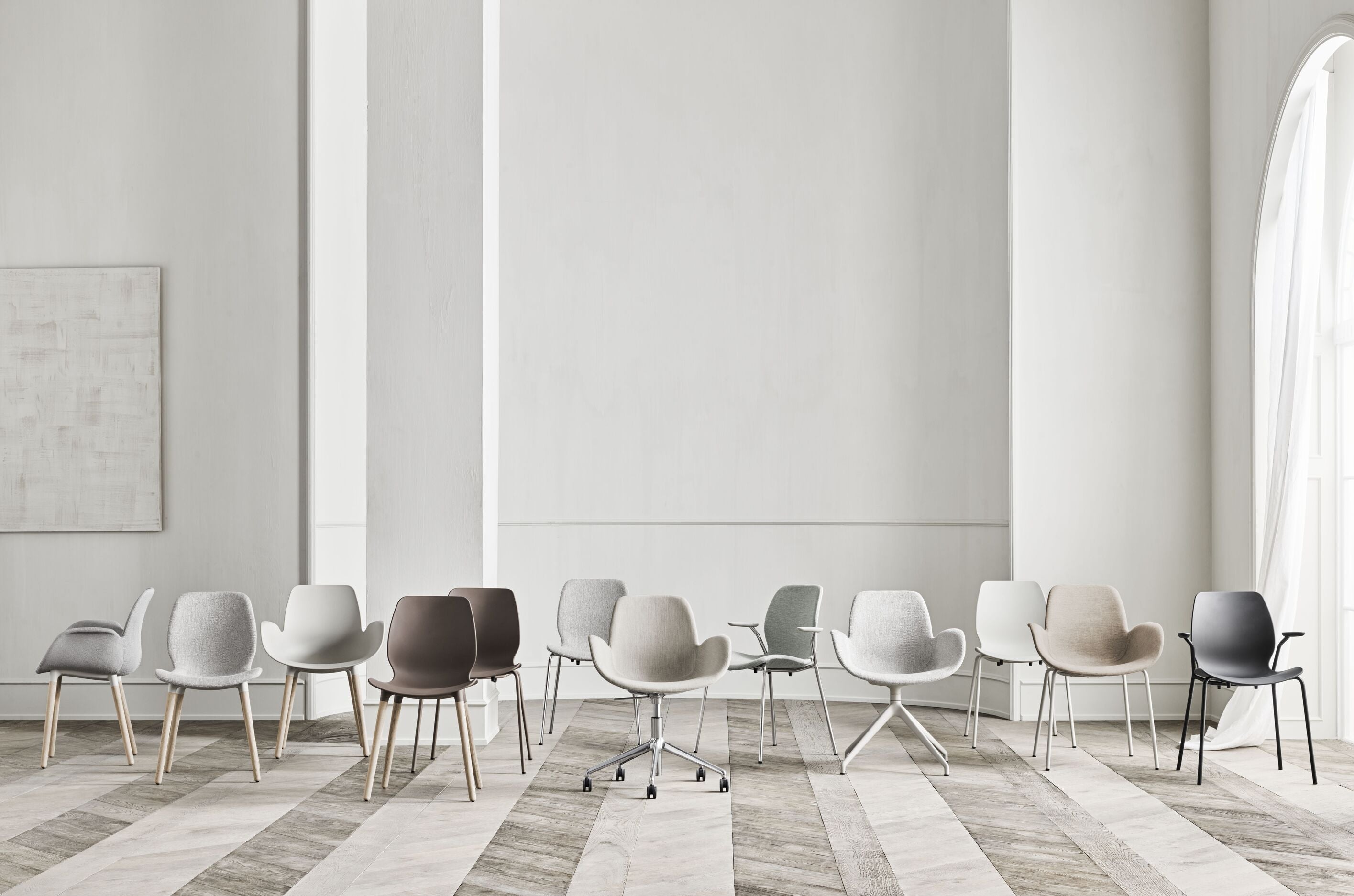 Chair with Seed White armrests with an oak base