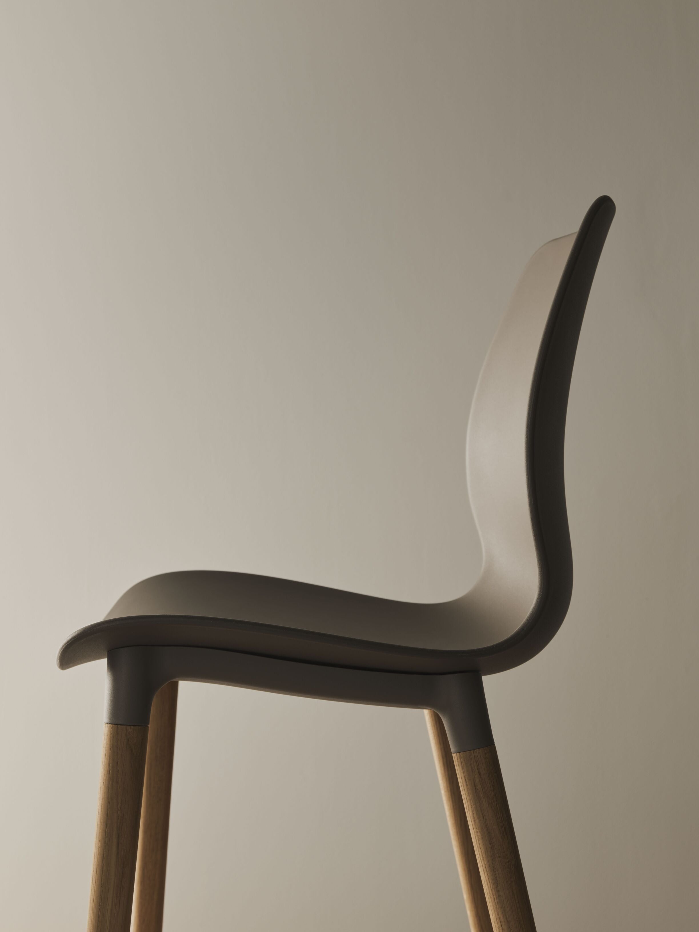 Seed chair black with an oak base