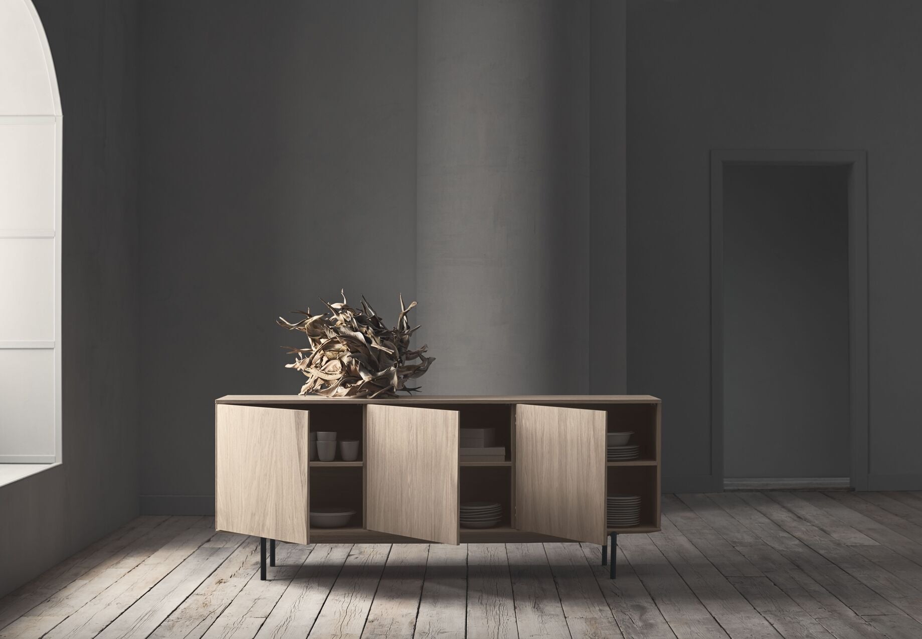 Stille Sideboard -Eichenholz mit einer hölzernen Basis