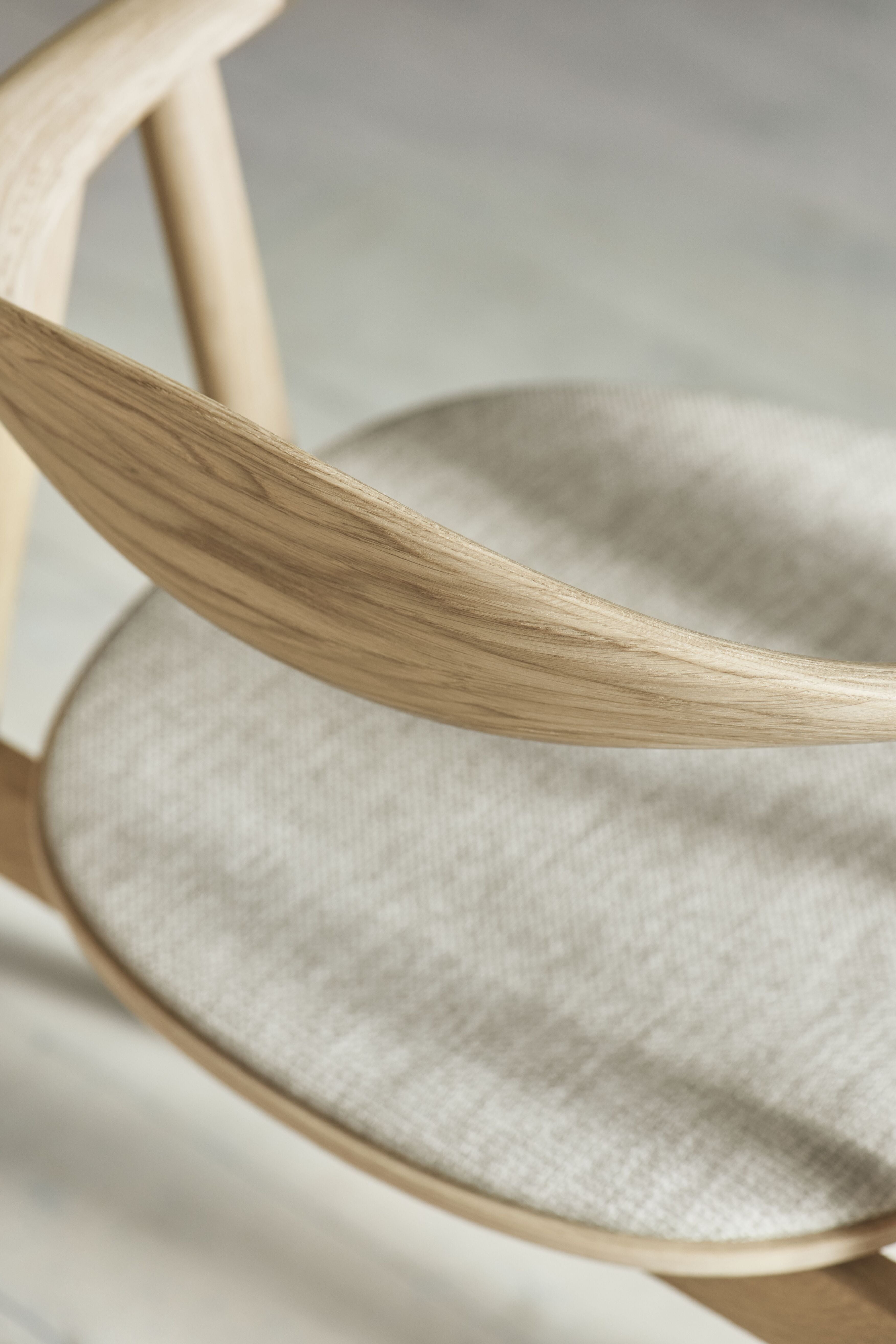 SWING chair upholstered with an oak base