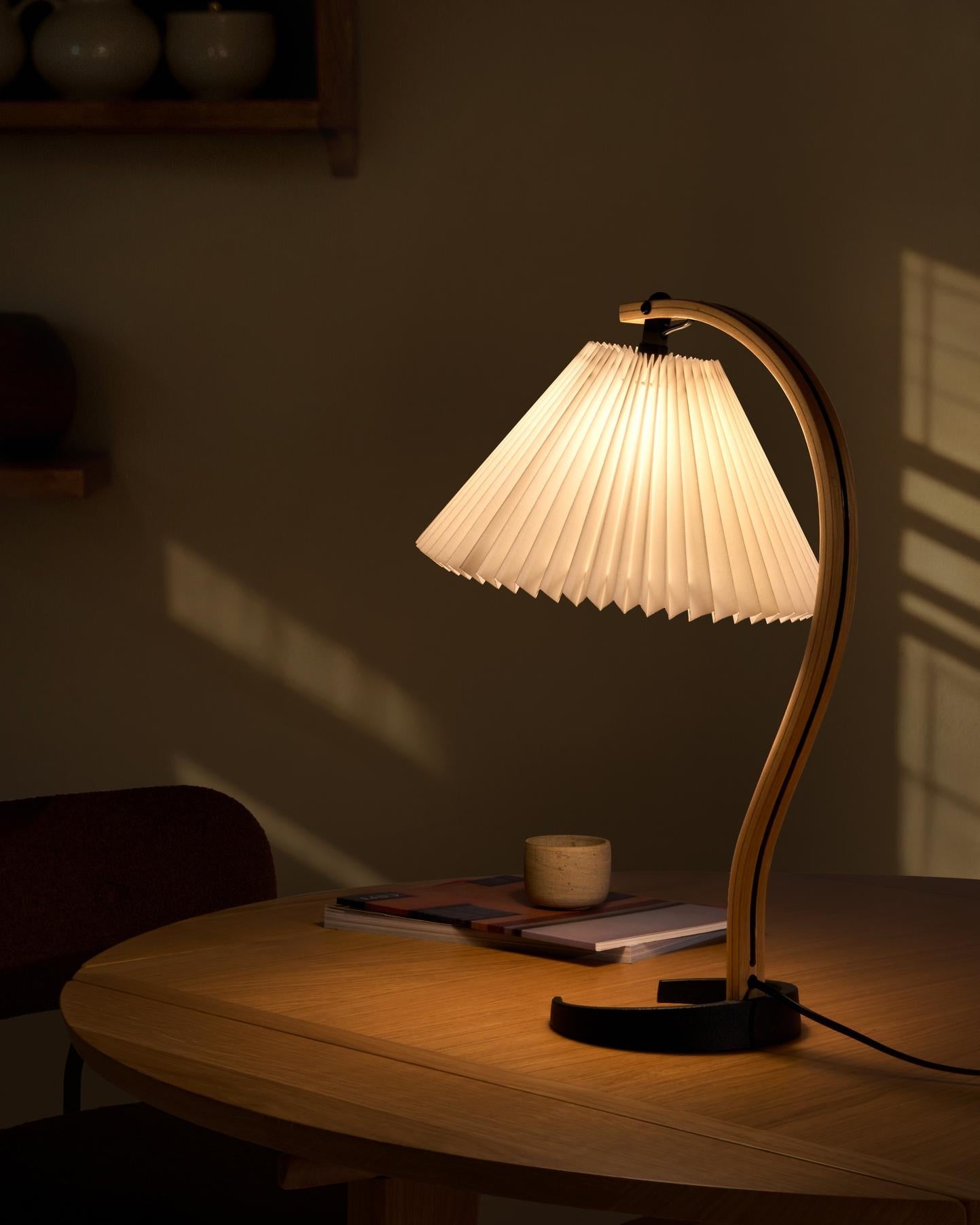 Tischlampe TIMBERLINE Eichenholz mit weißem Schirm