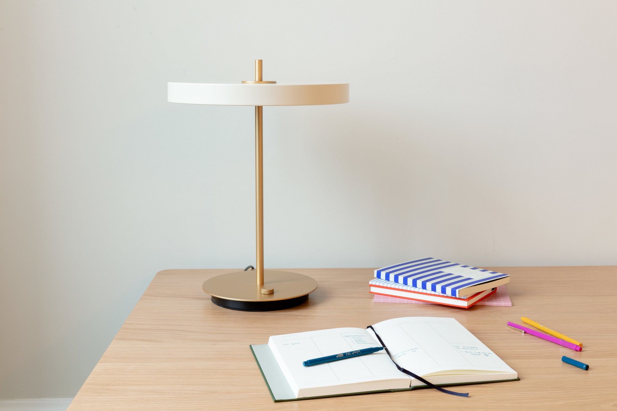 Lampa stołowa ASTERIA TABLE perłowy UMAGE    Eye on Design