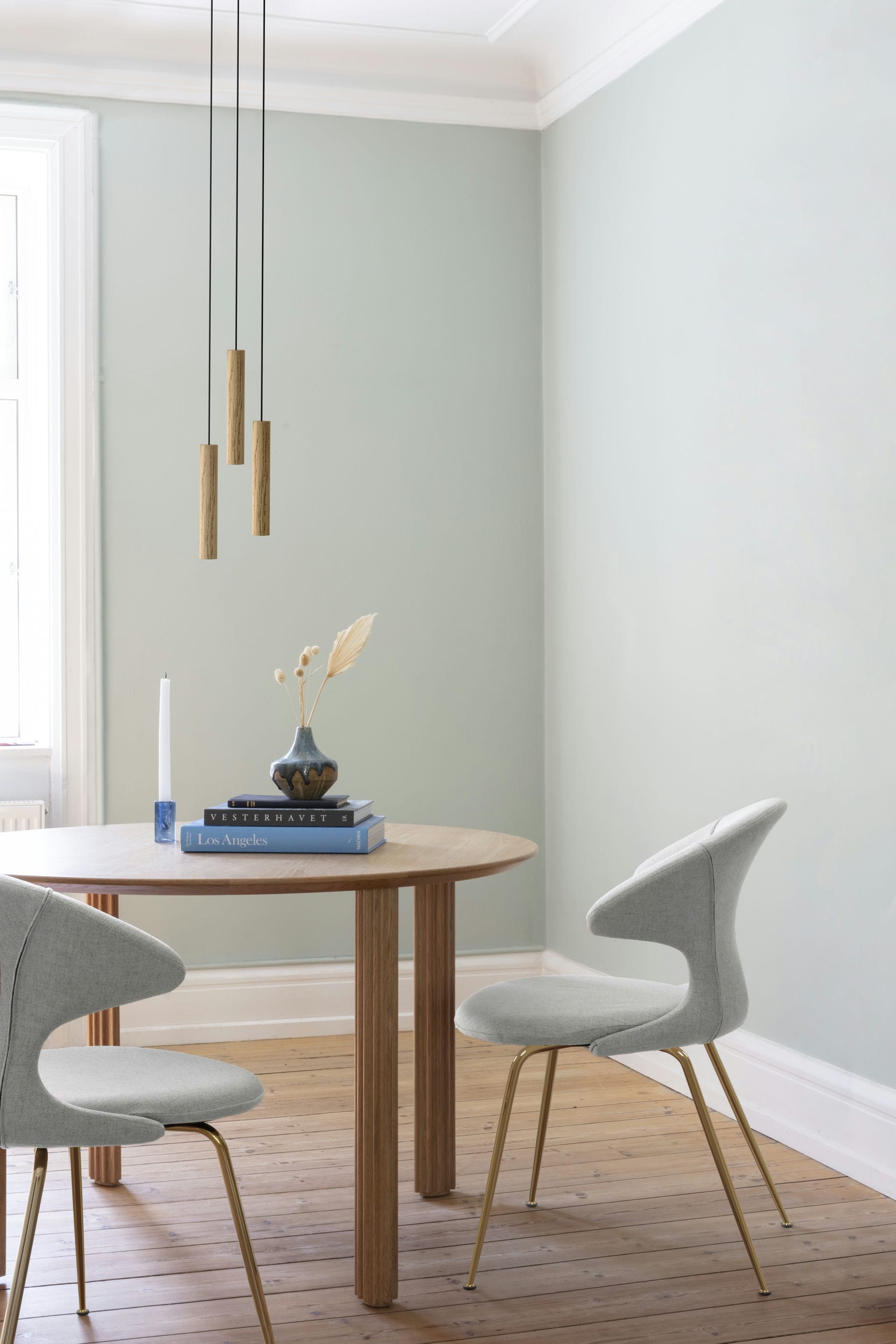 Krzesło TIME FLIES szałwiowy ze złotą podstawą UMAGE    Eye on Design
