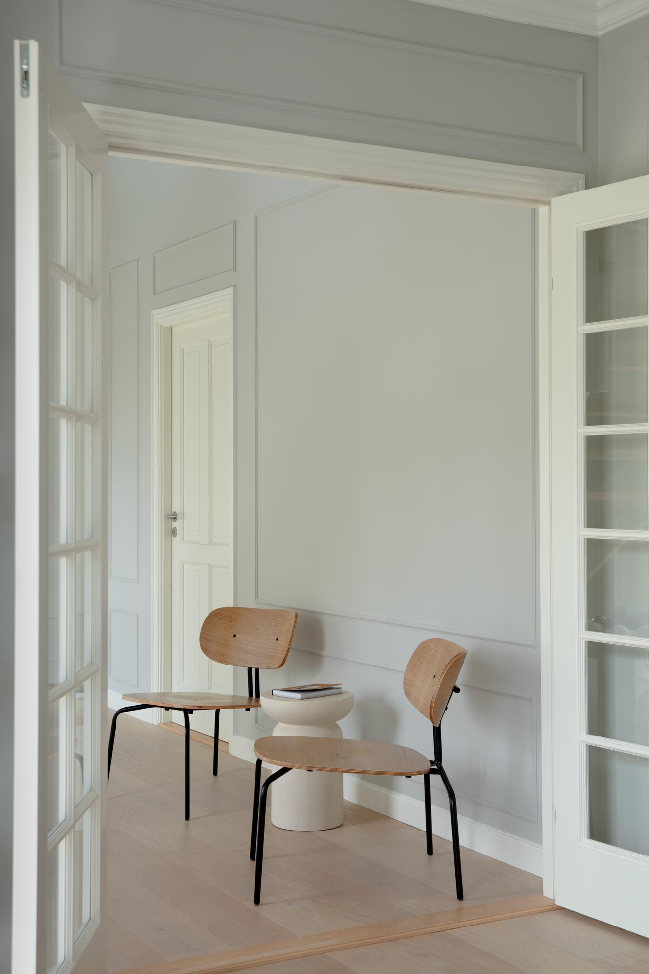 Curious oak veneer armchair with a golden base