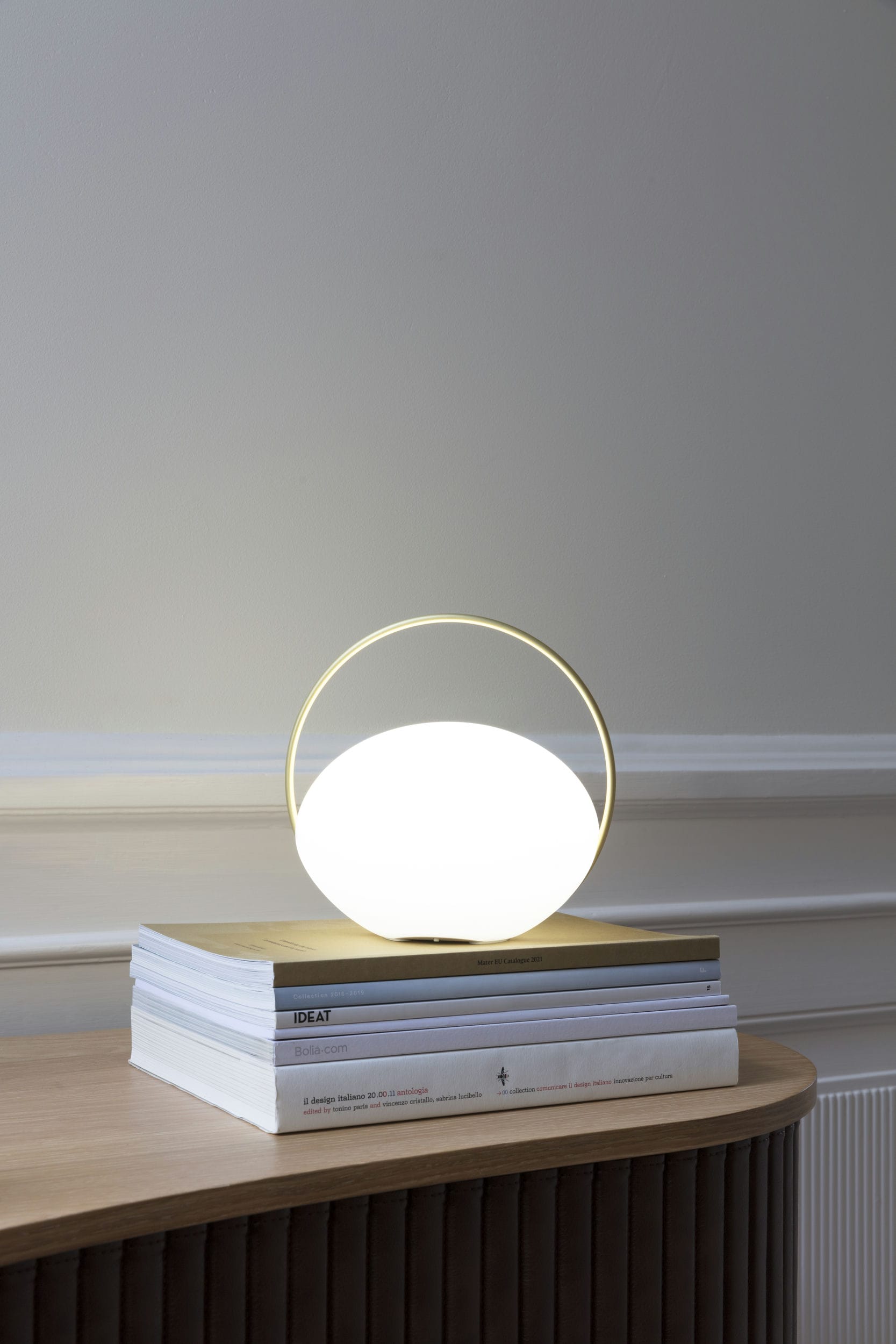 Lampa stołowa przenośna ORBIT mleczny ze złotym UMAGE    Eye on Design
