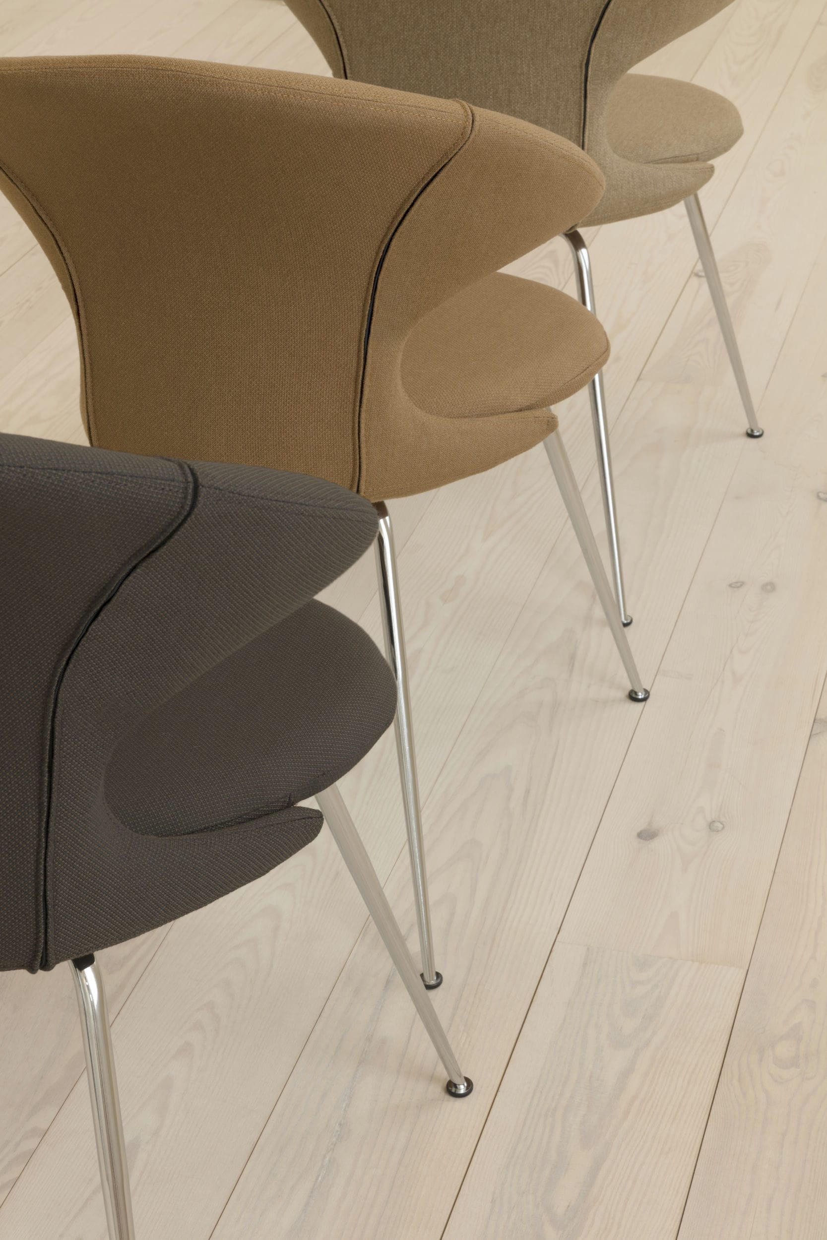 Krzesło TIME FLIES kawowy ze srebrną podstawą UMAGE    Eye on Design