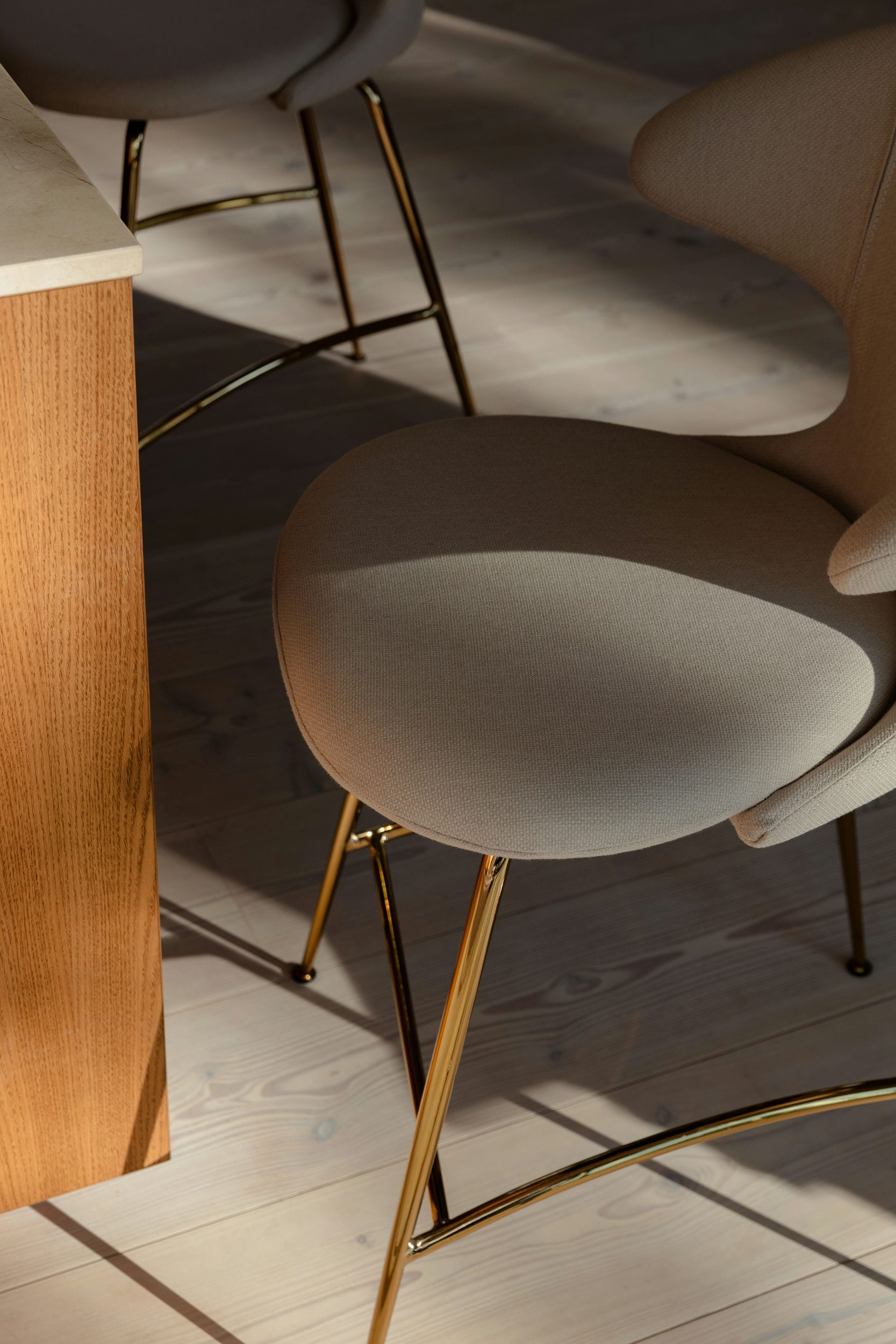 Krzesło barowe TIME FLIES karmelowy ze złotą podstawą UMAGE    Eye on Design