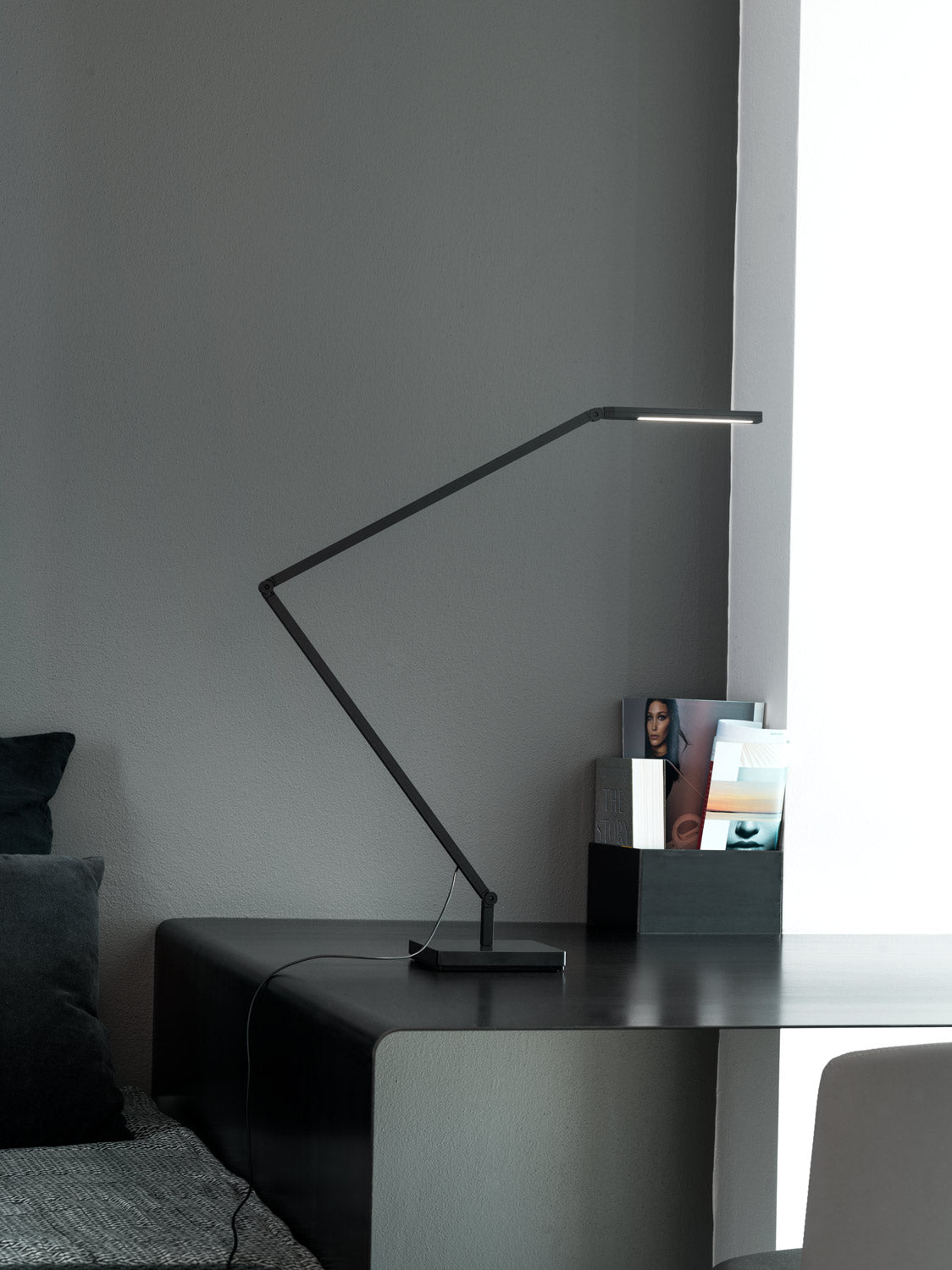 Linear Black Lampe ohne Titel