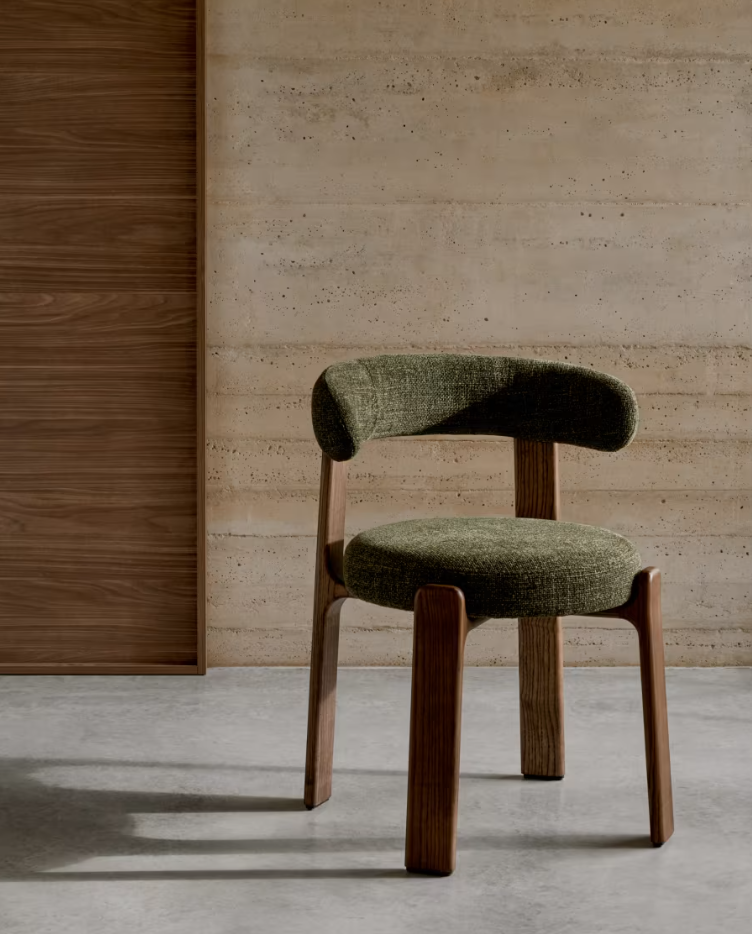 Granite chair green szenil with a dark wooden base