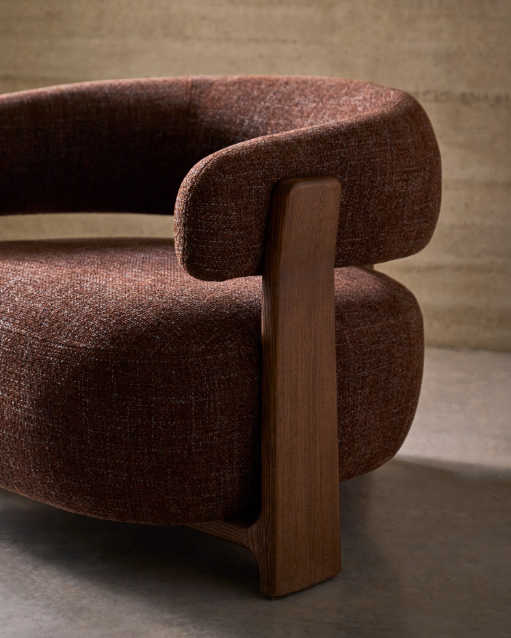 Granite brown chair szenil with a dark wooden base