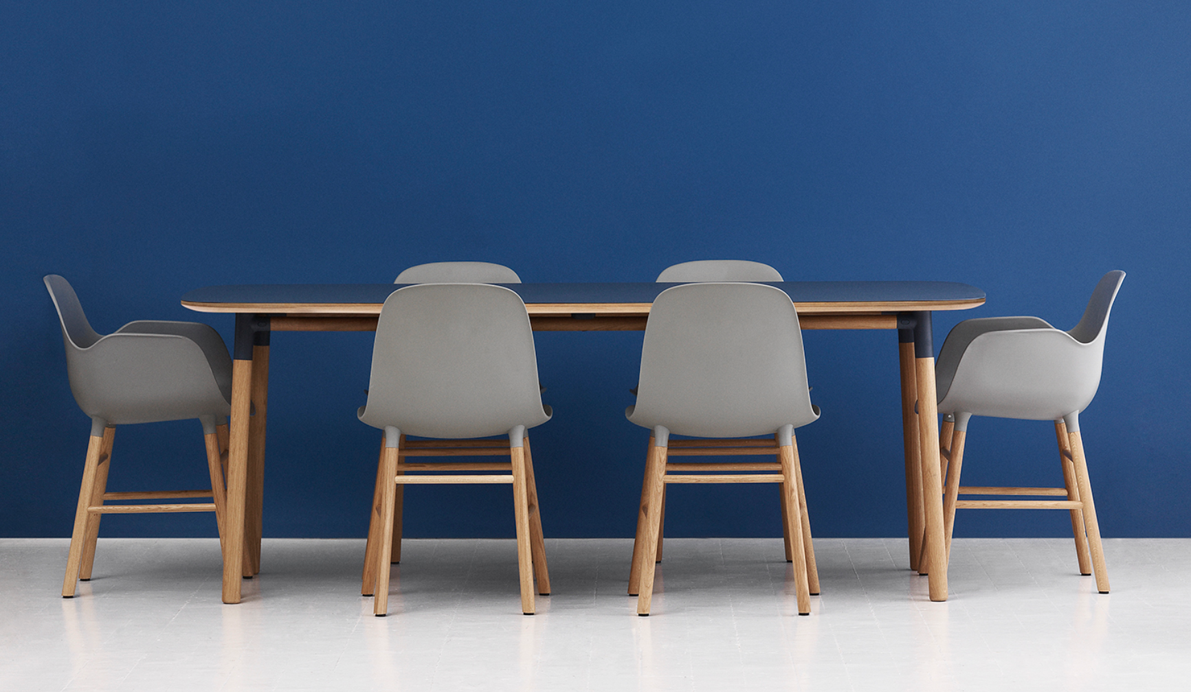 Form table white top with an oak base