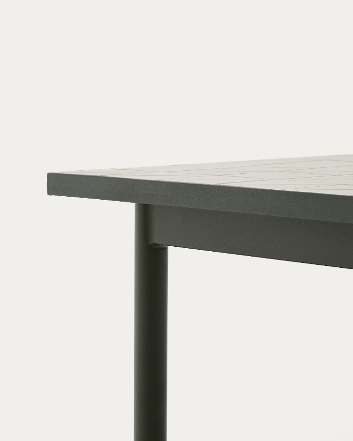 Maurin écru outer table with a green steel base