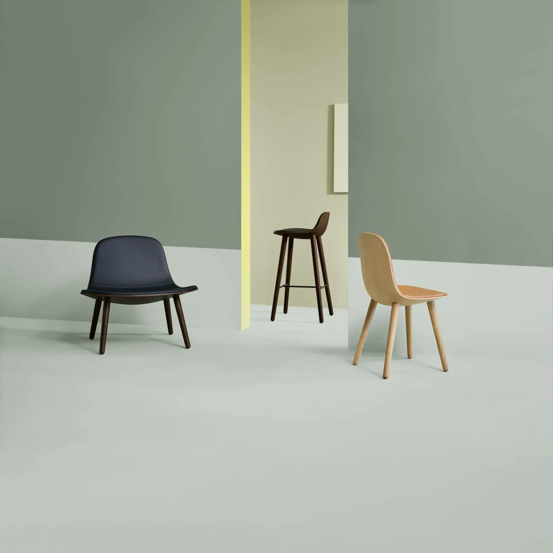 Hocker YUUGA schwarz mit braunem Fuß