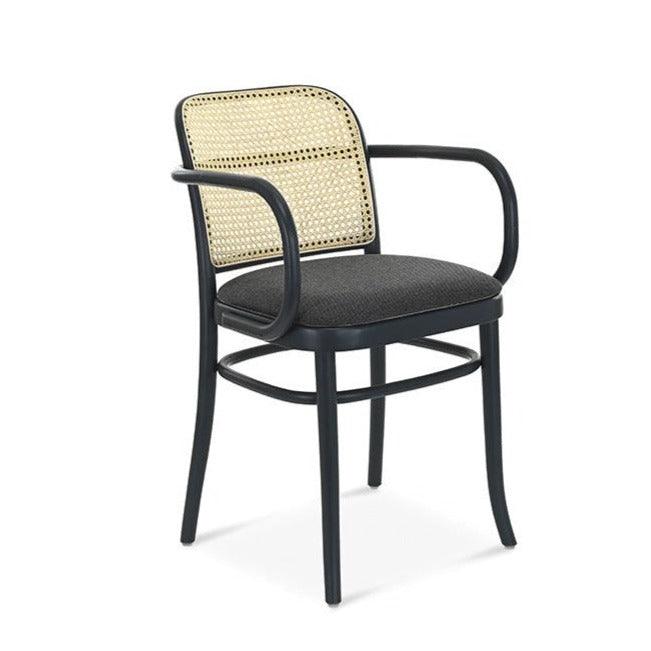 Krzesło z podłokietnikami tapicerowane B-811/1 drewno bukowe Fameg    Eye on Design