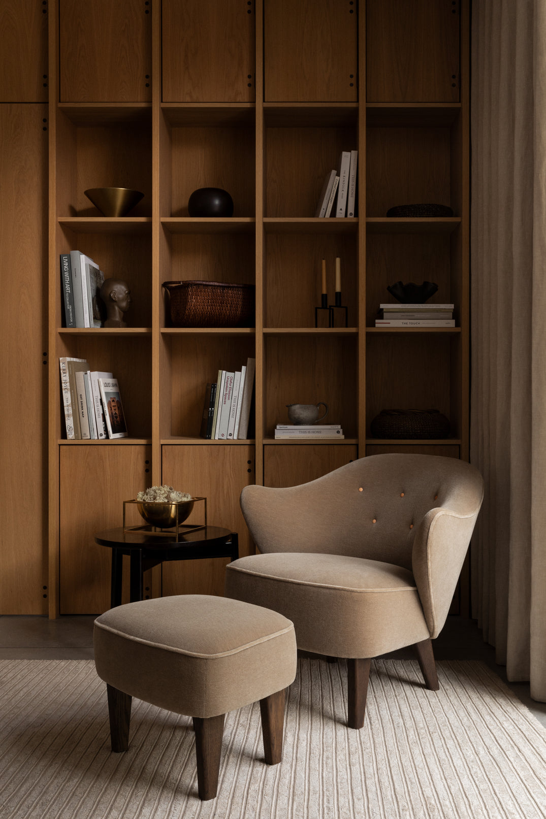 INGEBORG armchair in navy blue with a dark oak base