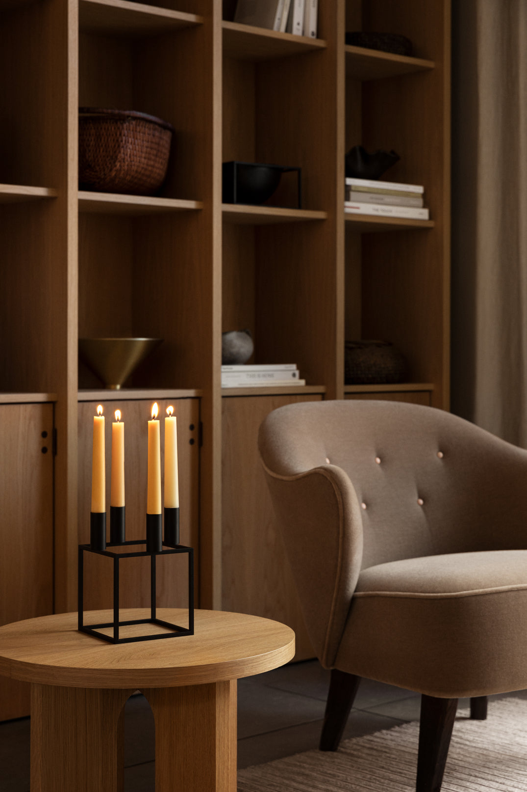 INGEBORG armchair in navy blue with a dark oak base
