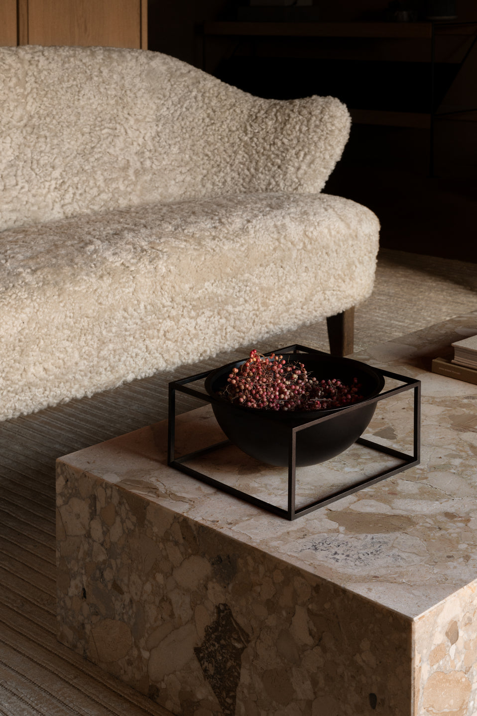Sofa INGEBORG beige Schafsleder mit Eichenbasis [Julia]