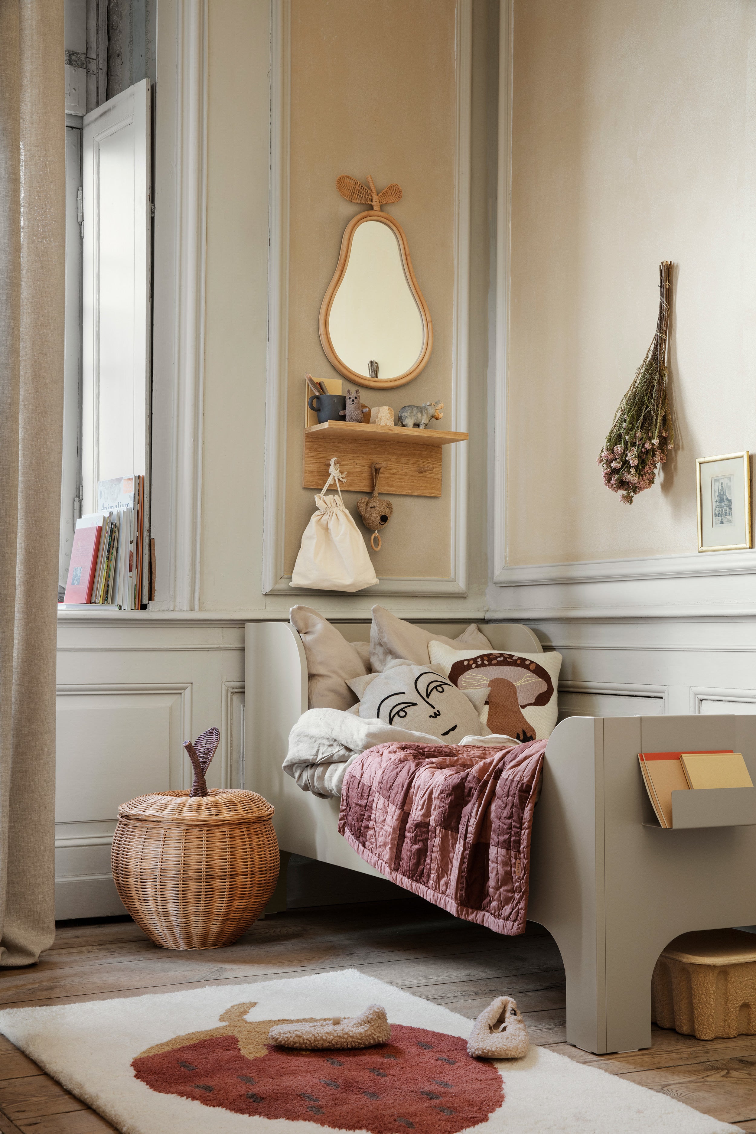 APPLE rattan basket