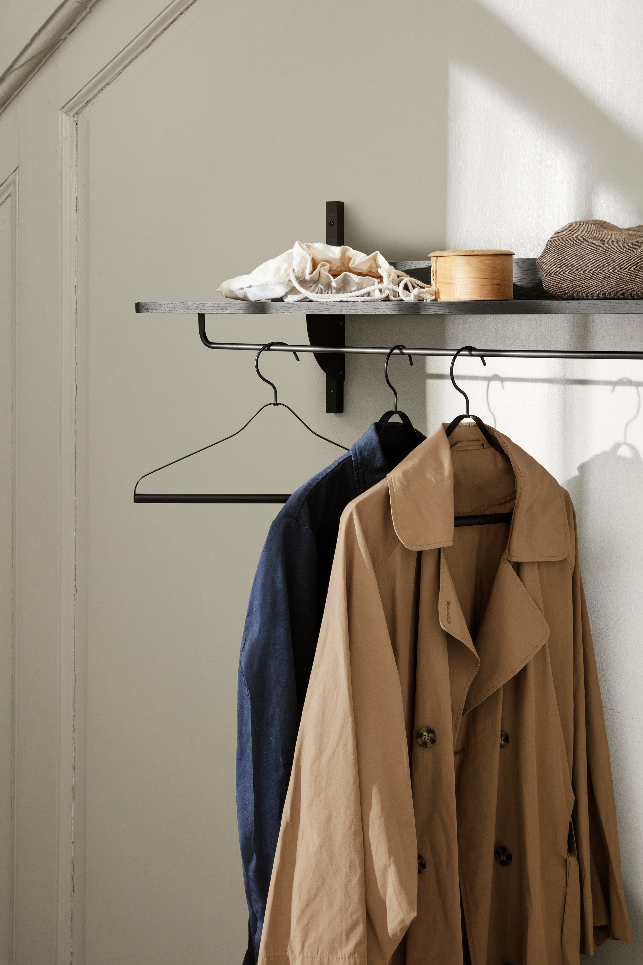 Półka z relingiem SECTOR RACK SHELF czarny fornir jesionowy