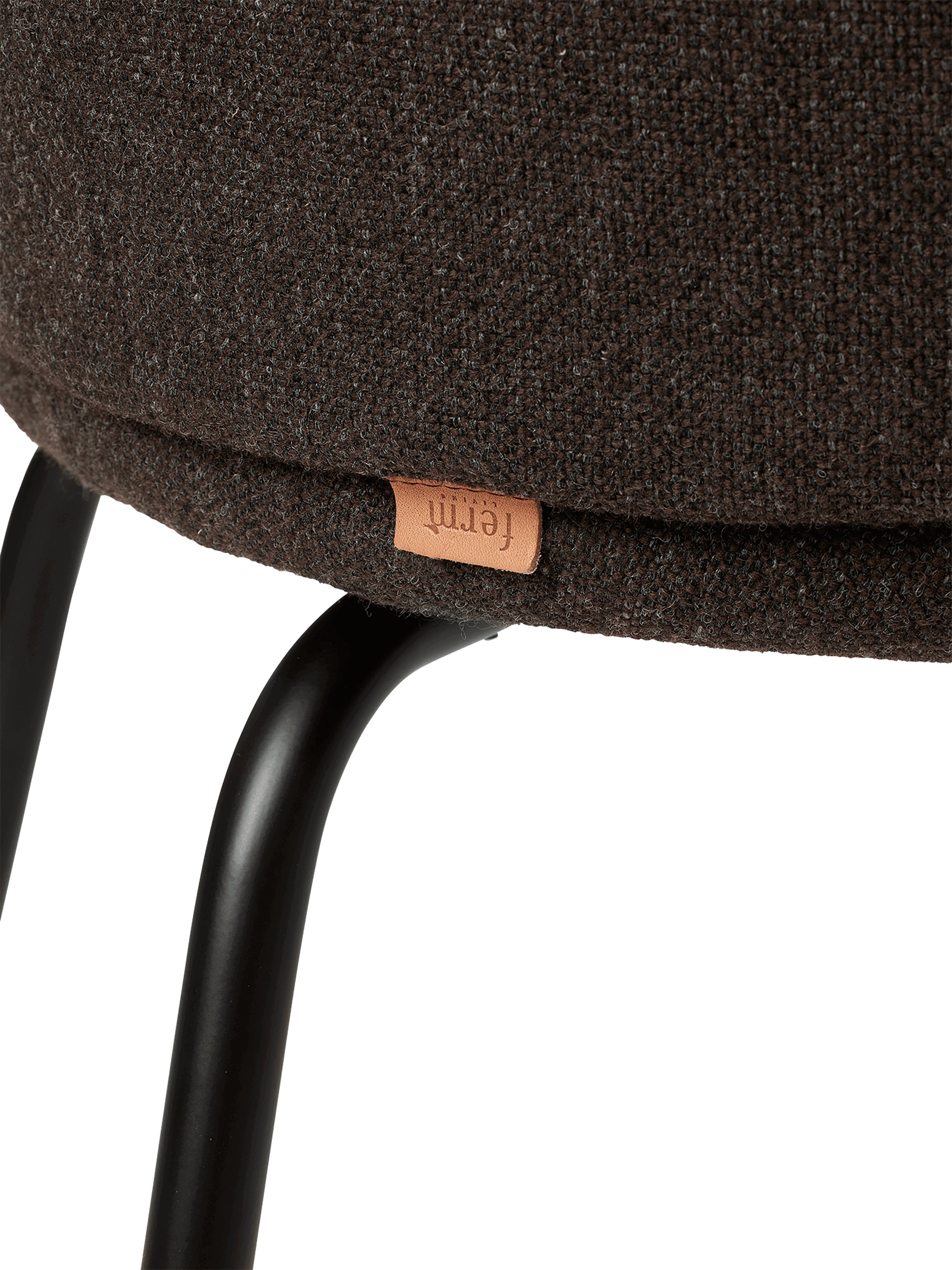 Chair with armrests Rico Hallingdal dark brown with a black base