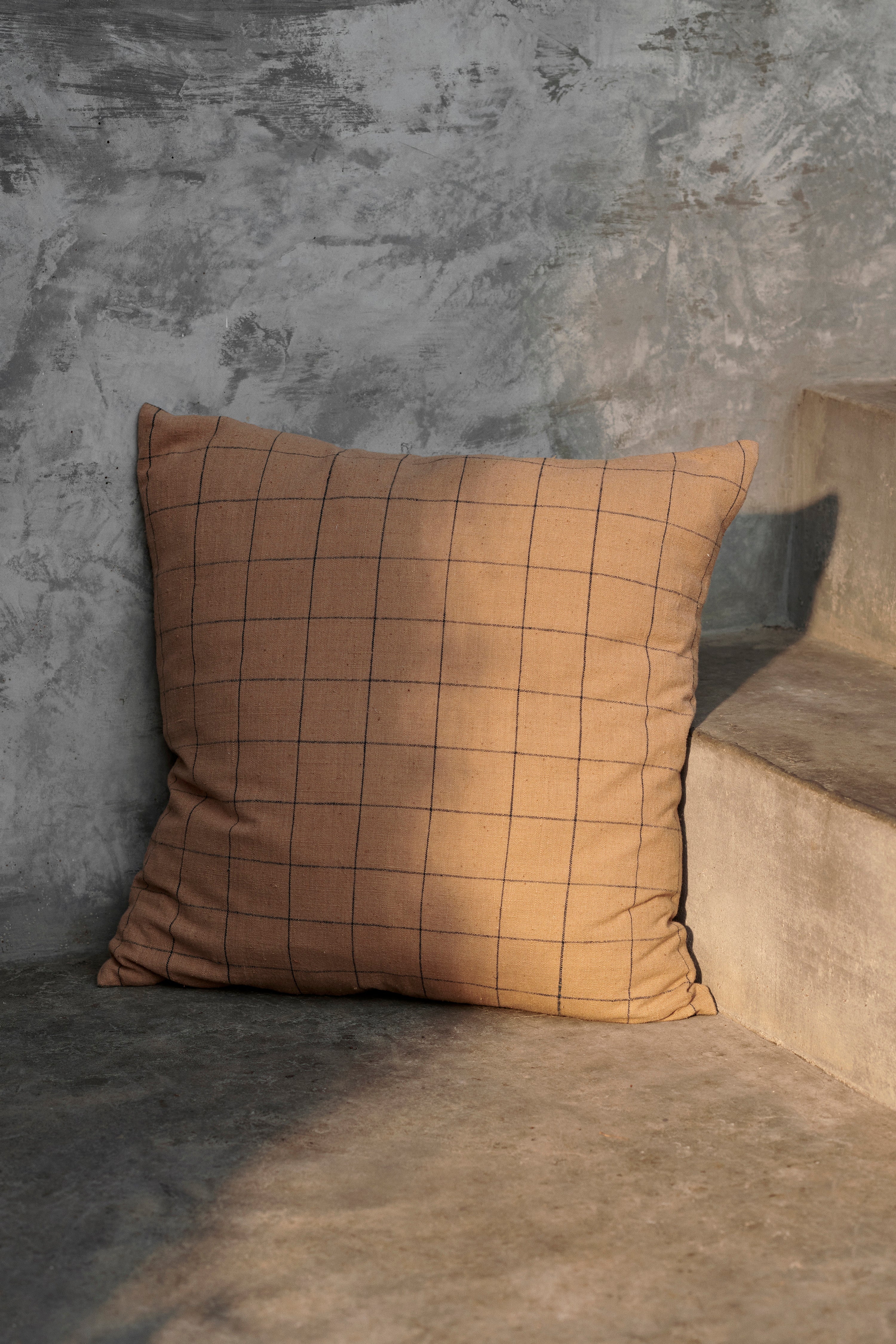 Poduszka dekoracyjna BROWN COTTON GRID brązowa krata
