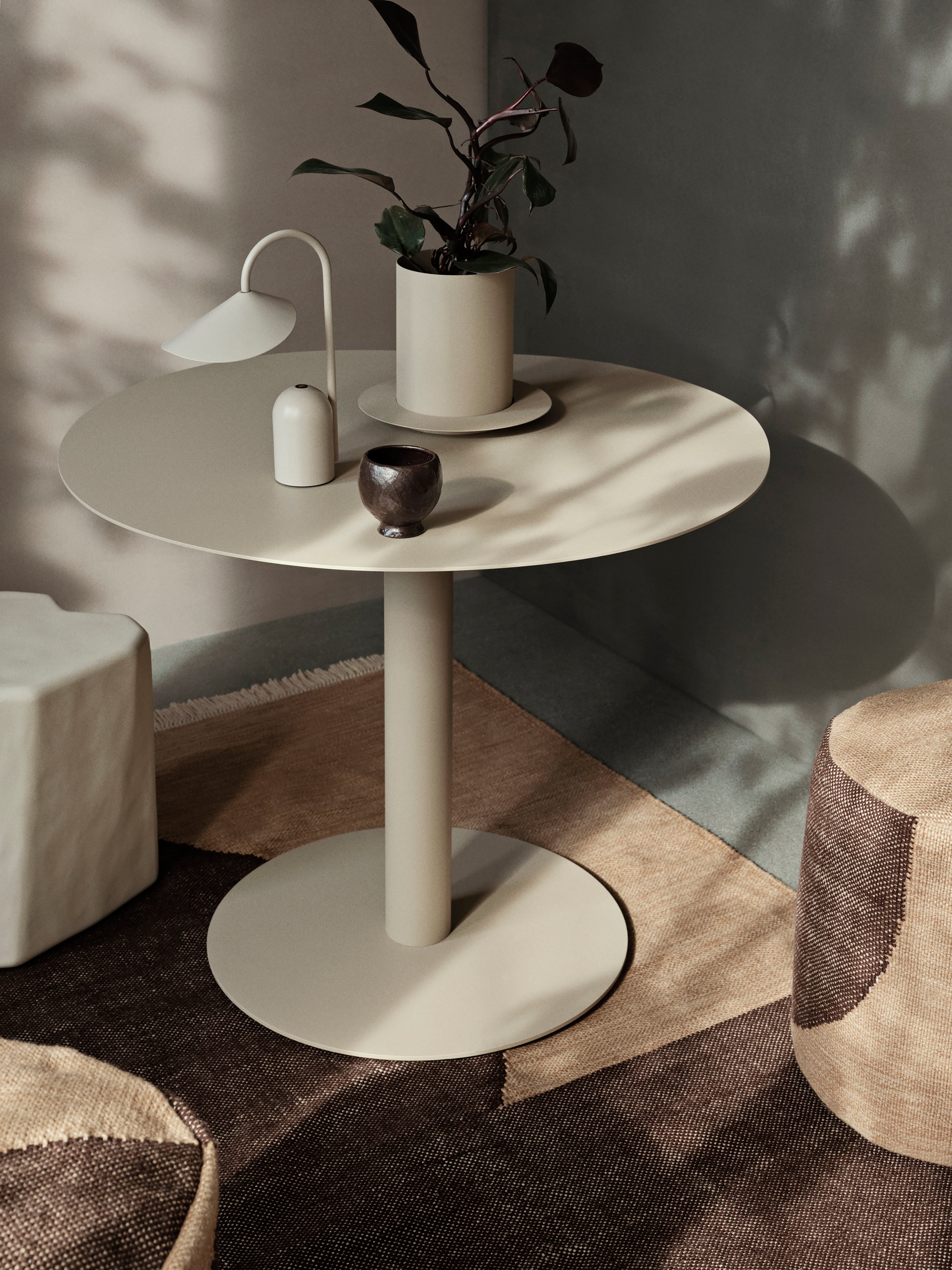 Round table pond beige