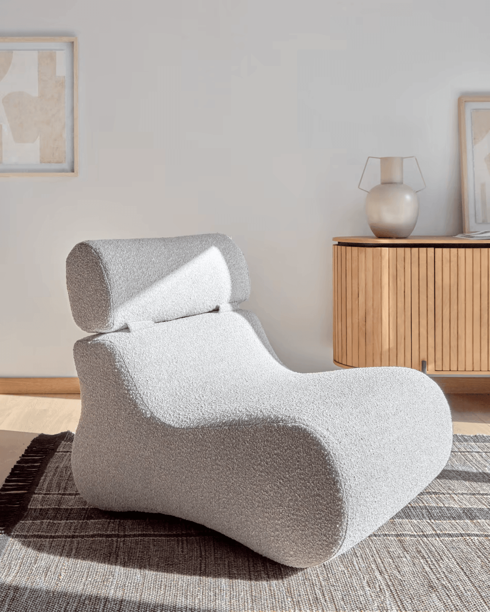 Fotel CLUB jasnoszary boucle La Forma    Eye on Design