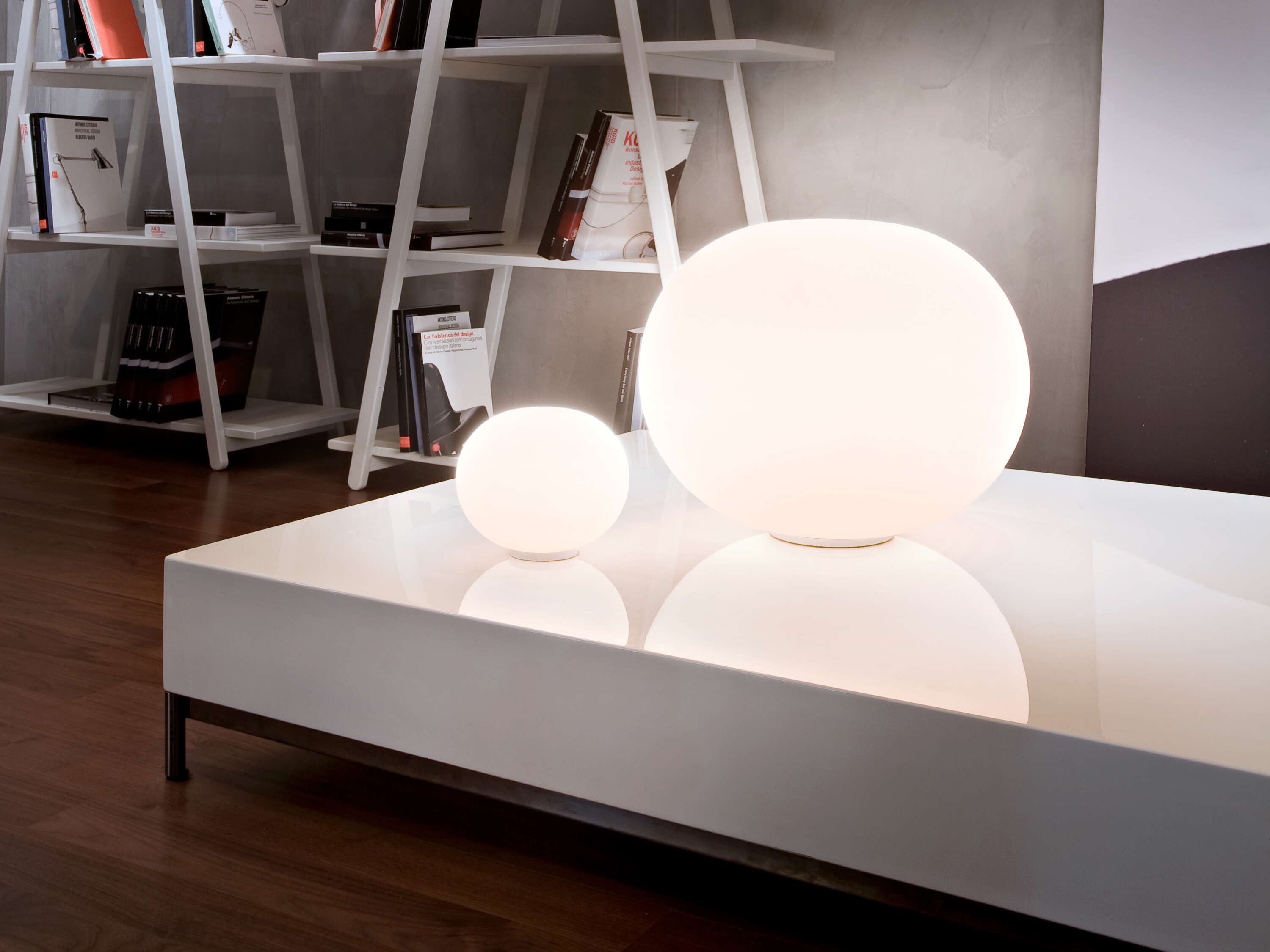 Lampa stołowa GLO-BALL biały Flos    Eye on Design