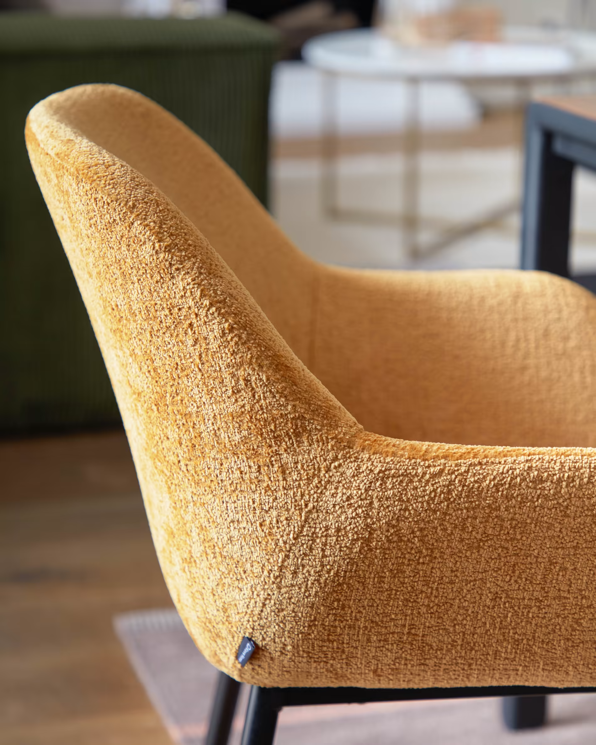Krzesło KONNA futrzany musztardowy z czarną podstawą La Forma    Eye on Design