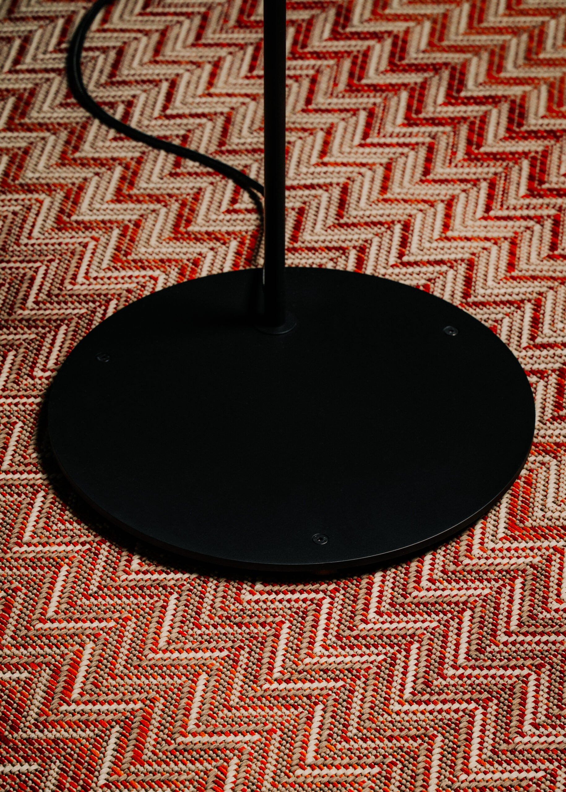 Lampa podłogowa JUBI aluminium z drewnem orzechowym
