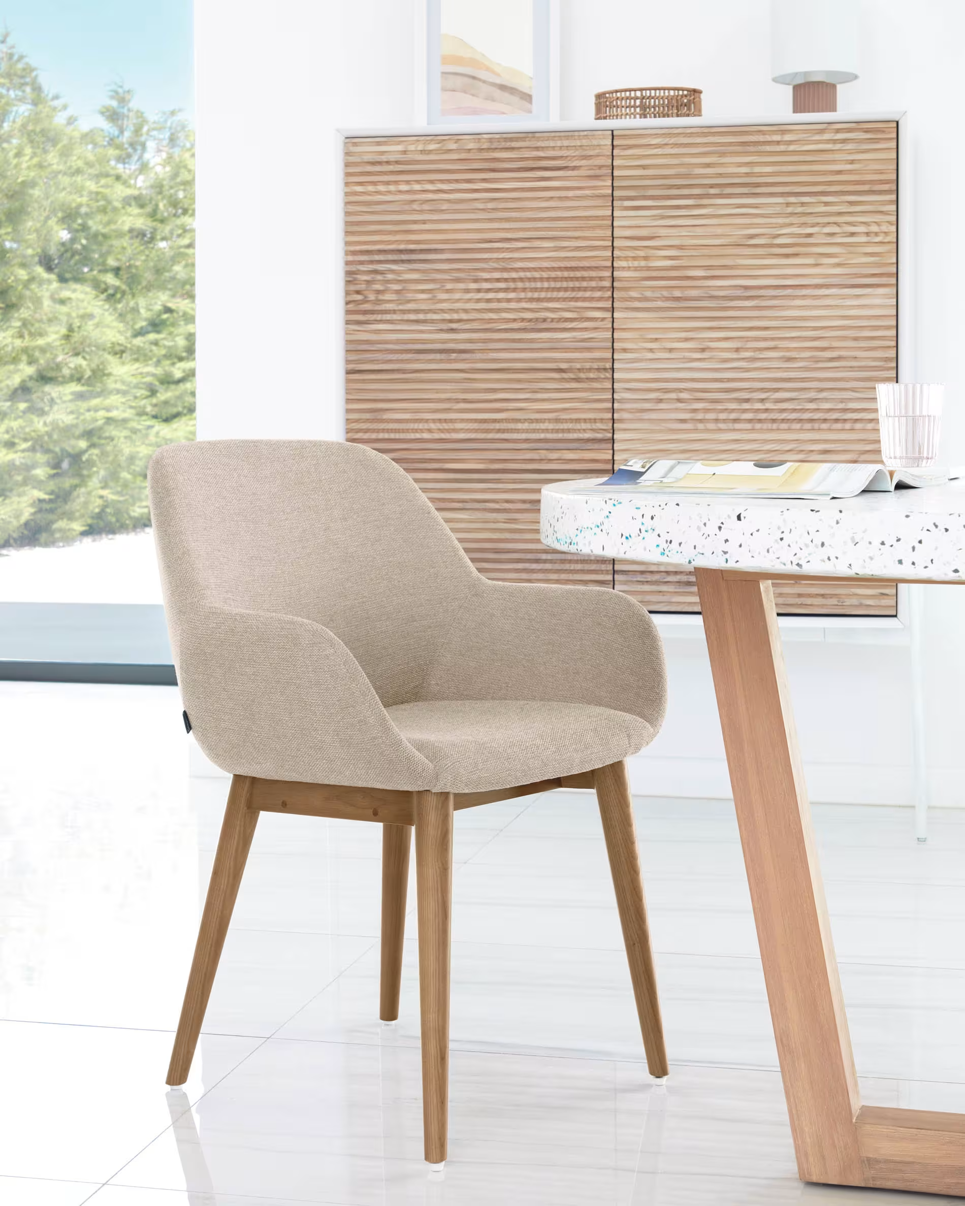 Krzesło w tkaninie szenilowej KONNA beżowy z jesionową podstawą La Forma    Eye on Design