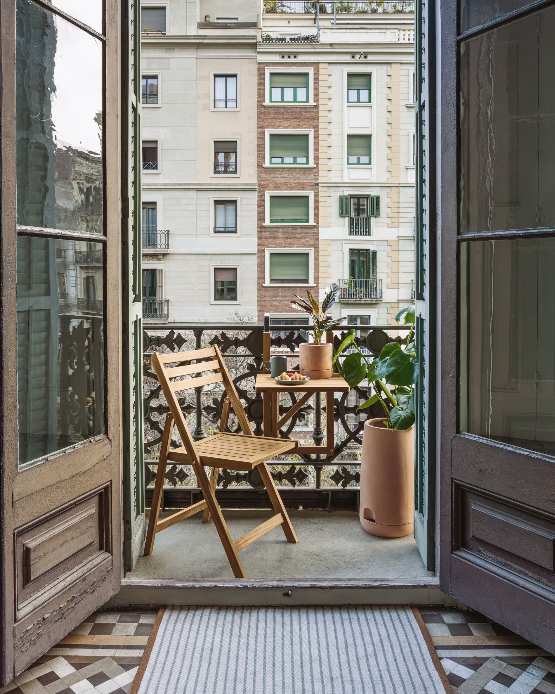 Składany stolik balkonowy AMARILIS lite drewno akacjowe La Forma    Eye on Design