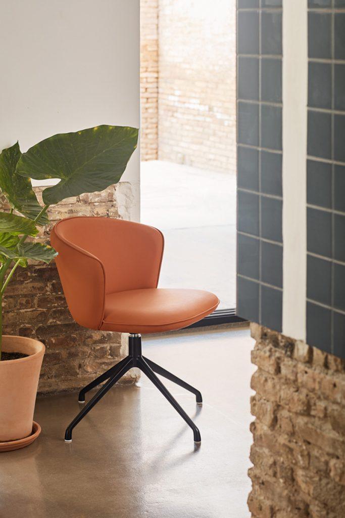 Krzesło ADD ekoskóra terracotta z czarną podstawą Teulat    Eye on Design