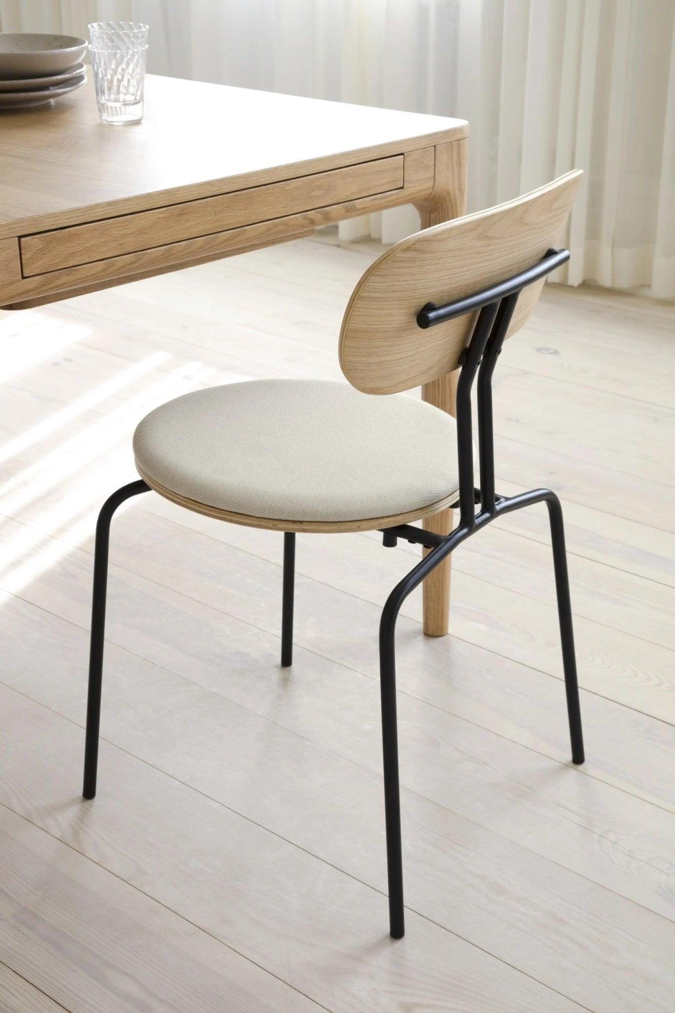 Krzesło CURIOUS dębowe ze złotą podstawą UMAGE    Eye on Design