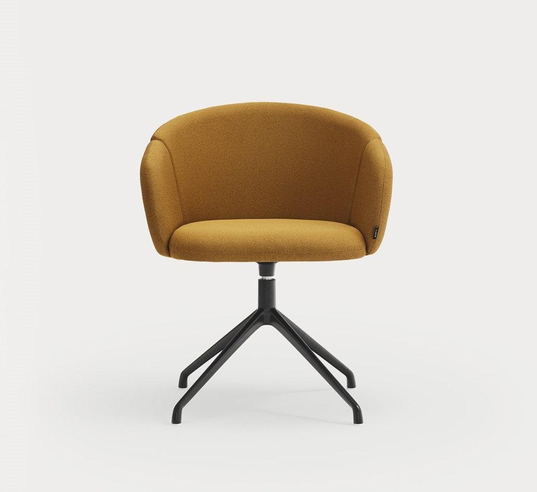 Krzesło obrotowe z podłokietnikami ADD musztardowy z czarną podstawą Teulat    Eye on Design