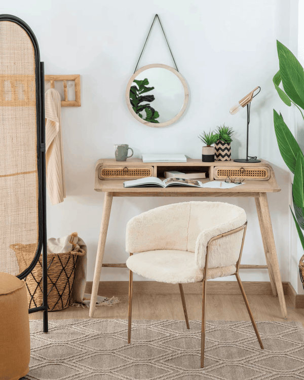 Krzesło RUNNIE biały baranek ze złotą podstawą La Forma    Eye on Design
