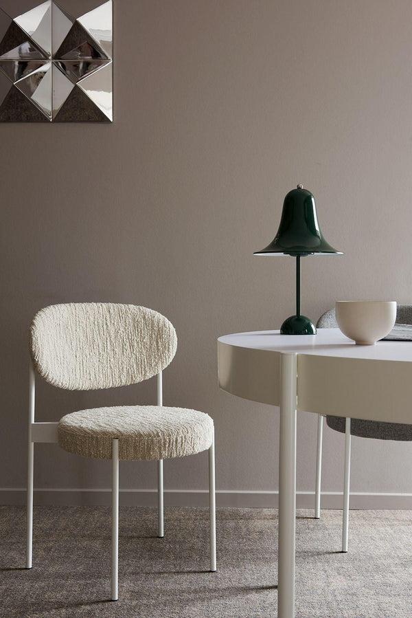 Krzesło w tkaninie boucle SERIES 430 kremowe z białą podstawą Verpan    Eye on Design
