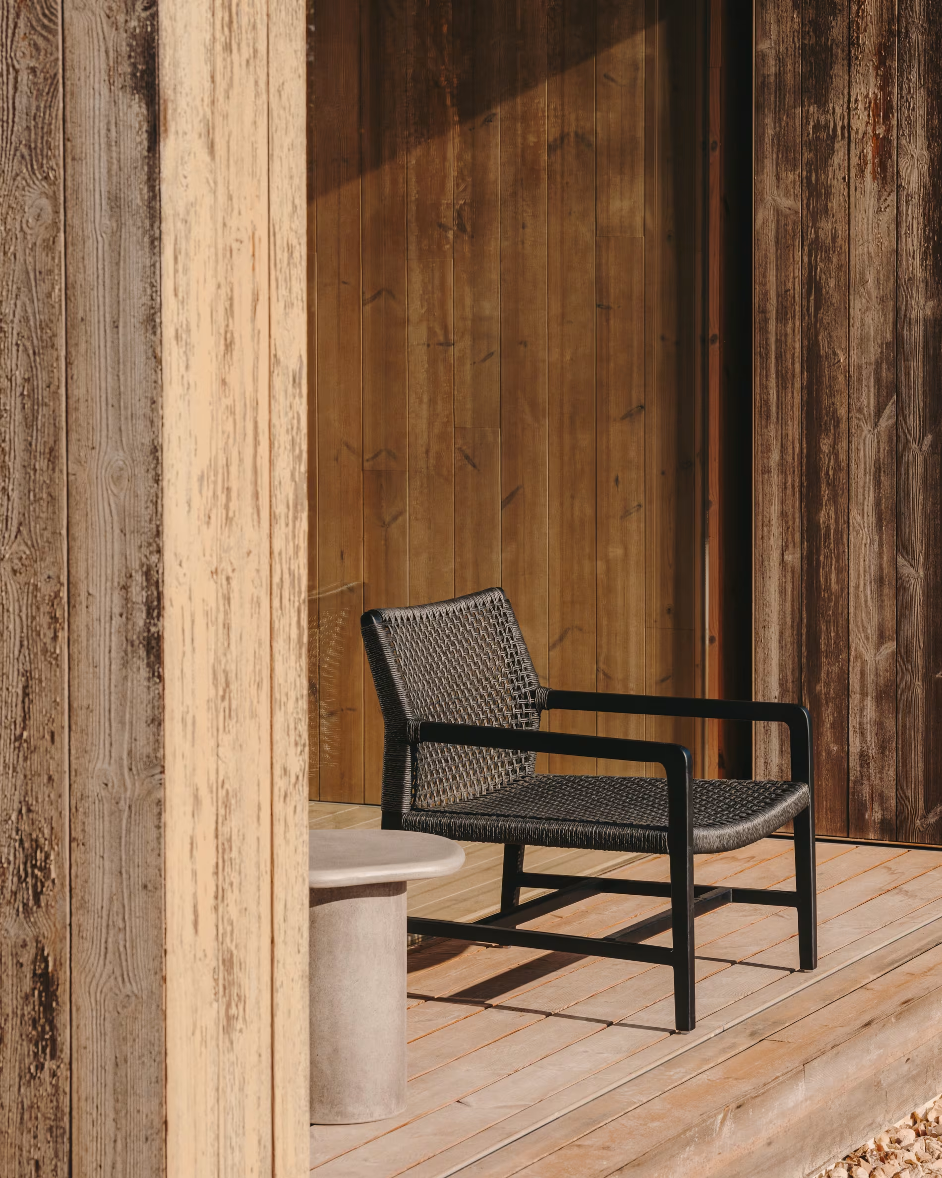 Fotel ogrodowy SABOLLA czarne drewno tekowe La Forma    Eye on Design