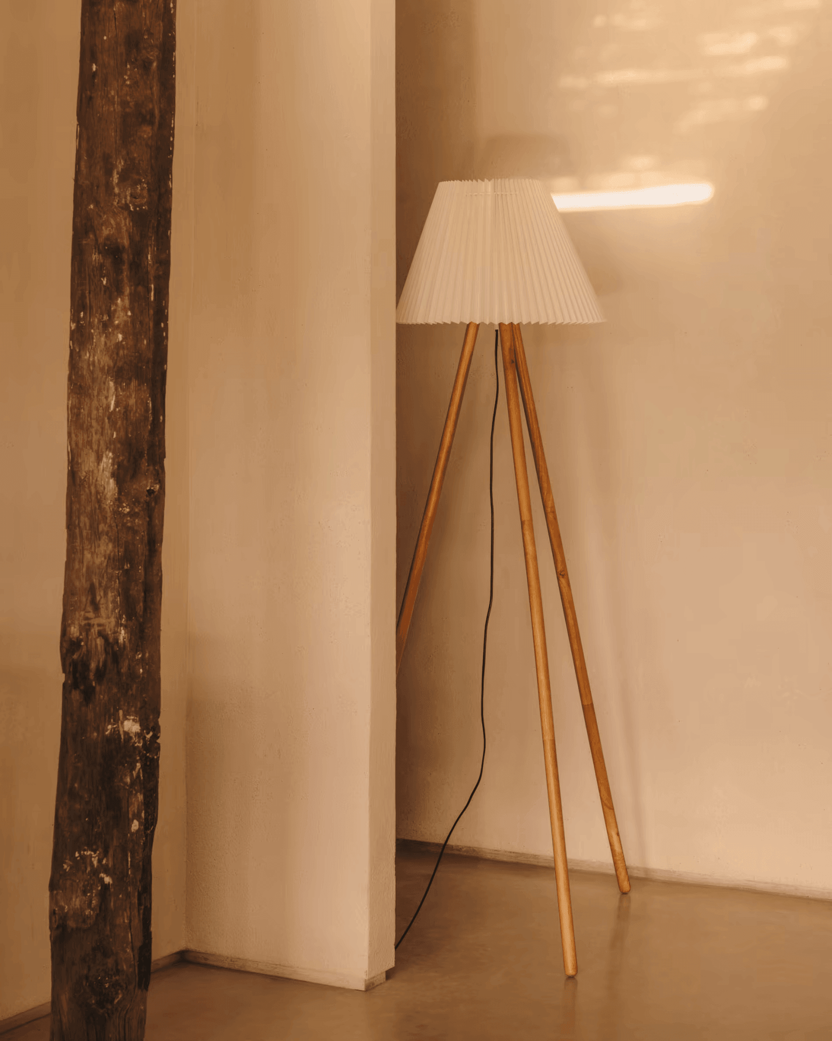 Lampa podłogowa BENICARLO drewno kauczukowe La Forma    Eye on Design