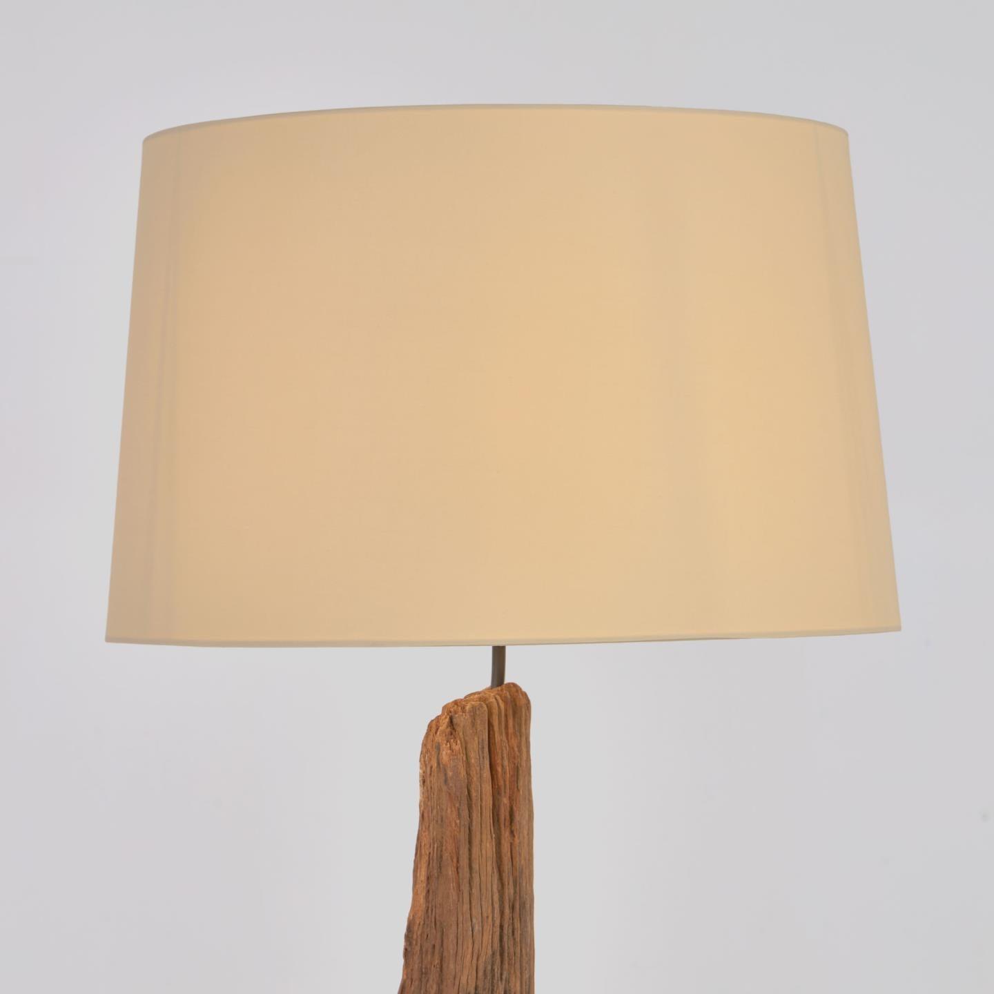 Lampa podłogowa POWELL drewno z recyklingu La Forma    Eye on Design