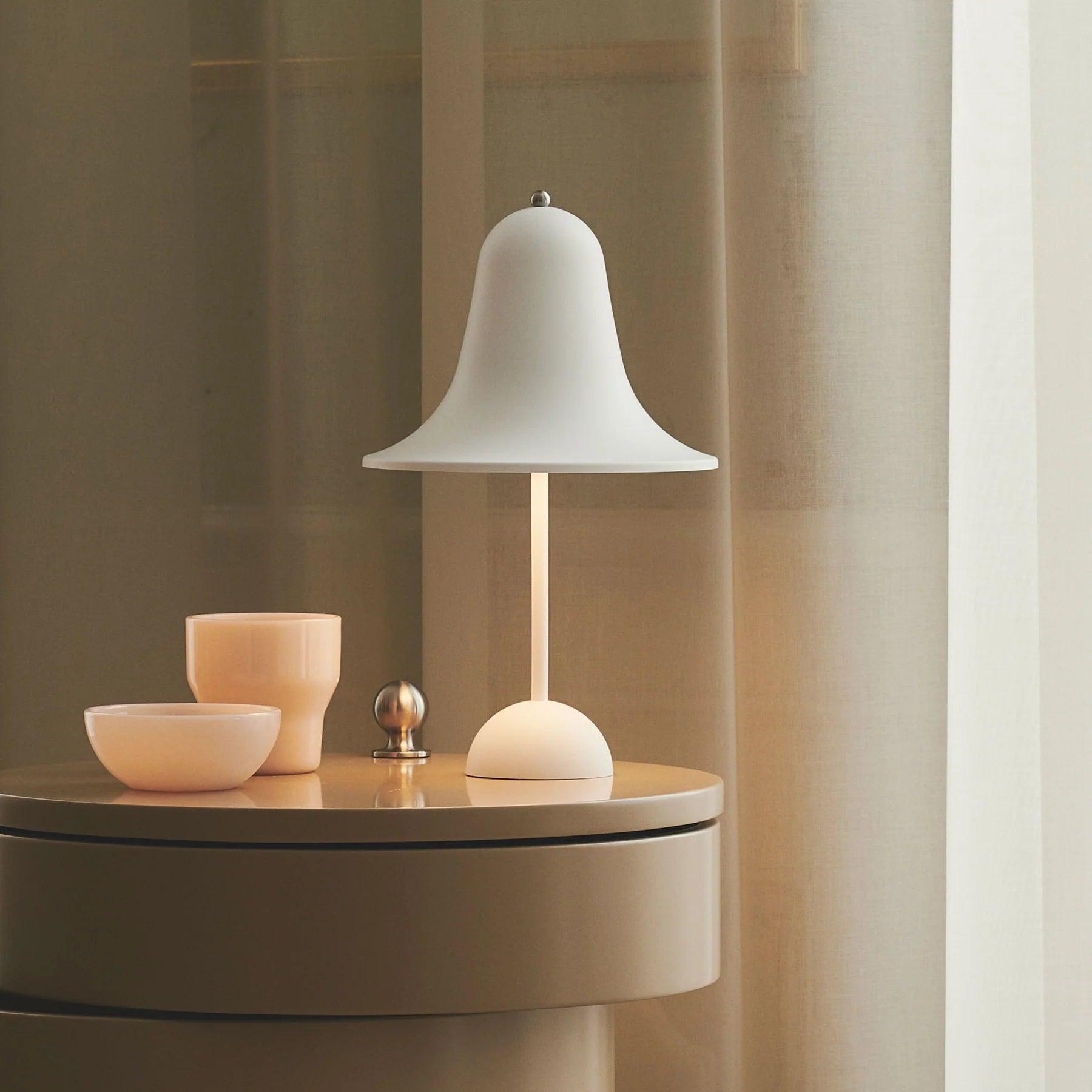 Lampa stołowa przenośna PANTOP biały mat Verpan    Eye on Design