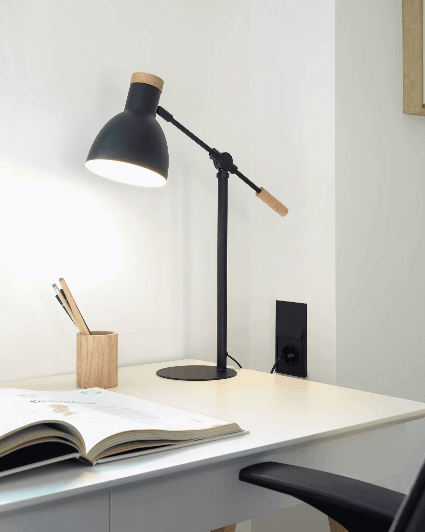 Lampa stołowa TESCARLE czarny La Forma    Eye on Design