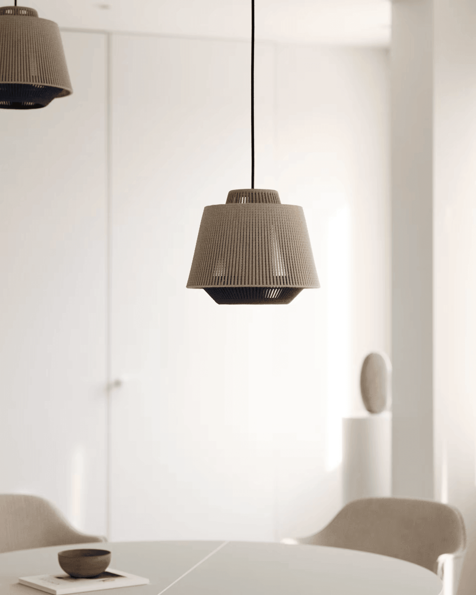 Lampa wisząca YUVIA beżowy z zielonym La Forma    Eye on Design