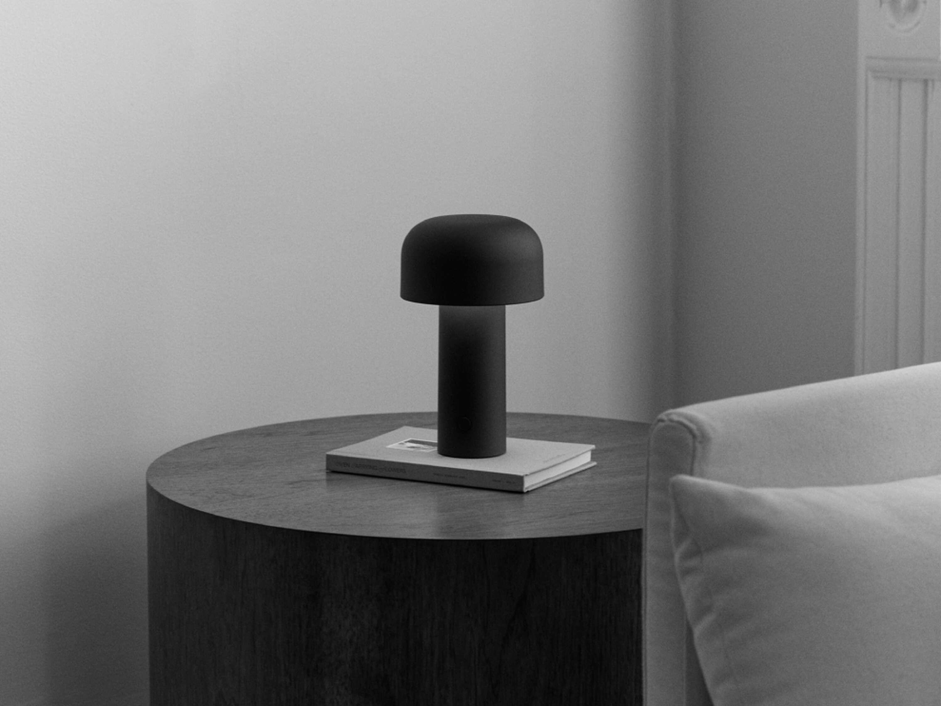 Lampa stołowa BELLHOP czarny matowy Flos    Eye on Design