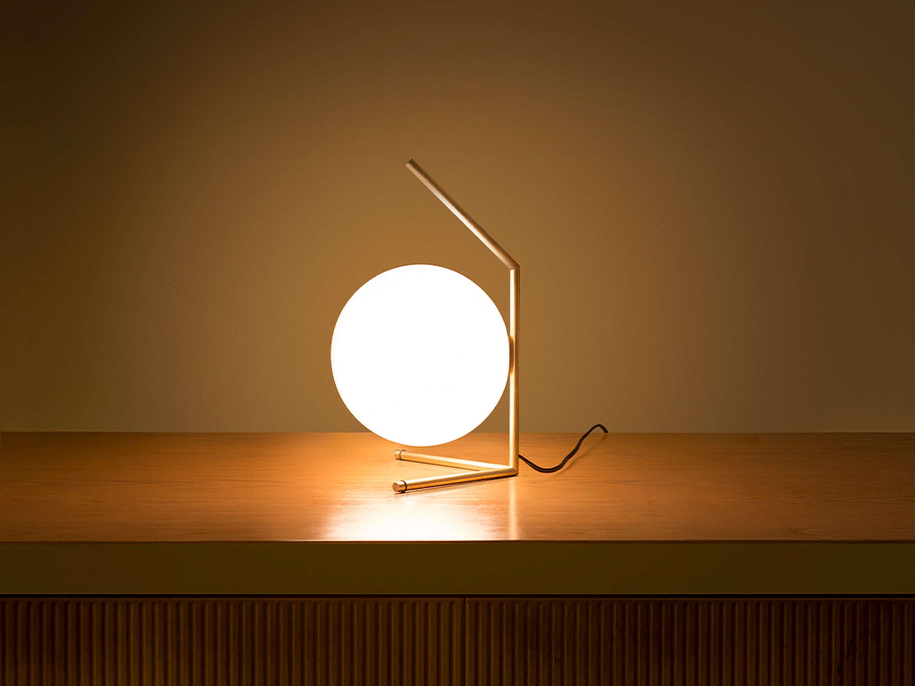 Lampa stołowa IC LIGHTS LOW mosiężny Flos    Eye on Design