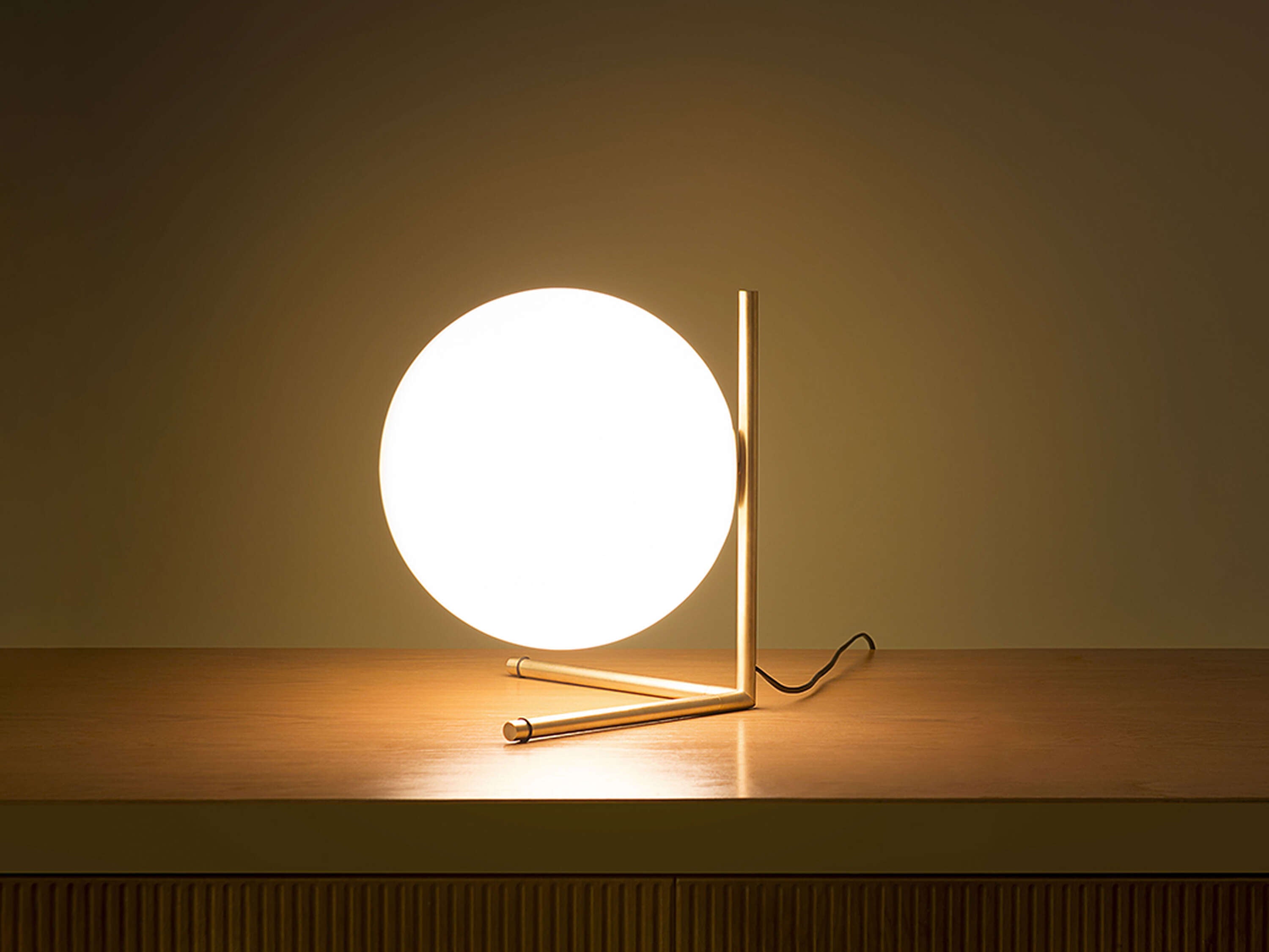 Lampa stołowa IC LIGHTS mosiężny Flos    Eye on Design