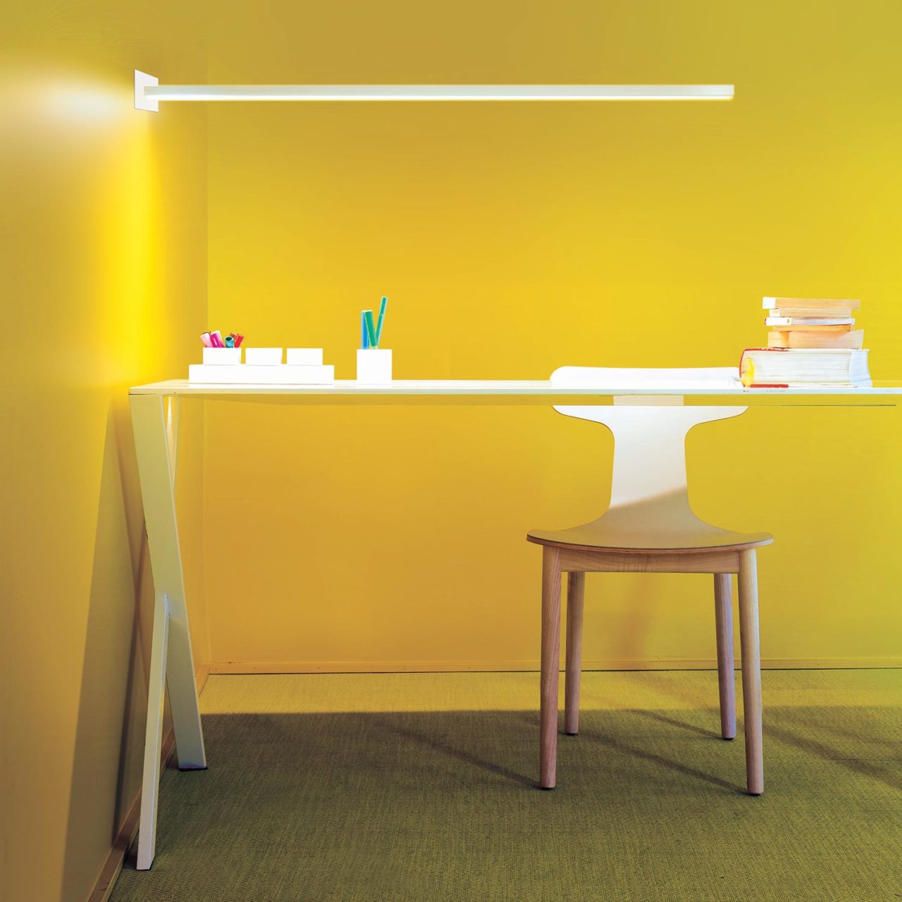 Liniencapes Cantilevered White Wall Lampe