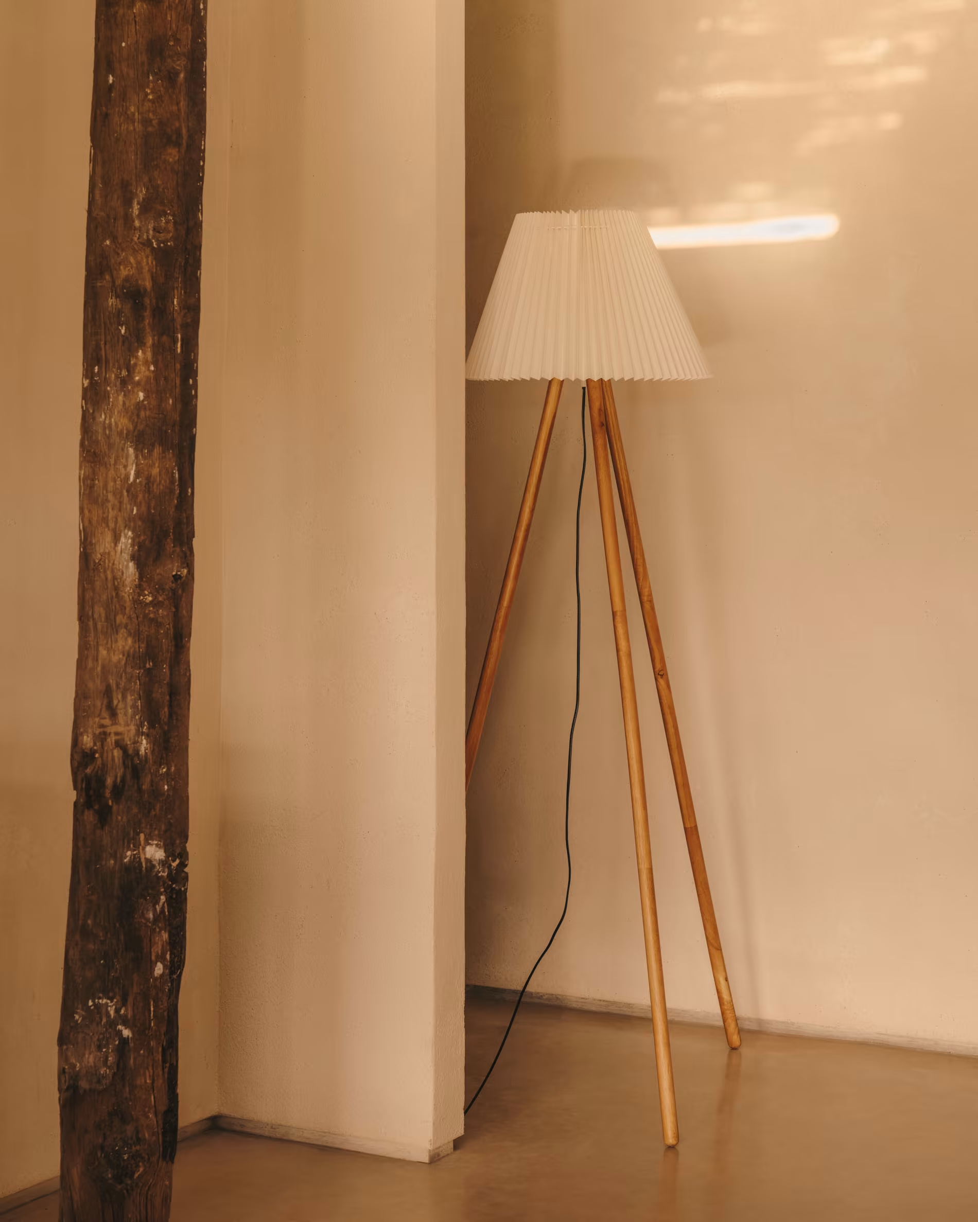 Lampa podłogowa BENICARLO drewno kauczukowe La Forma    Eye on Design