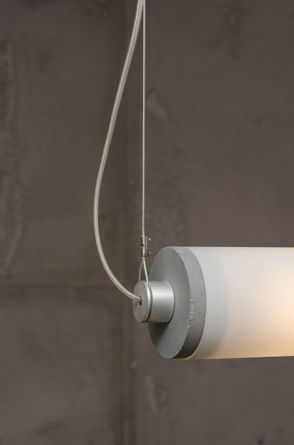 Lampa wisząca pozioma LONGA mleczny klosz z betonowym detalem